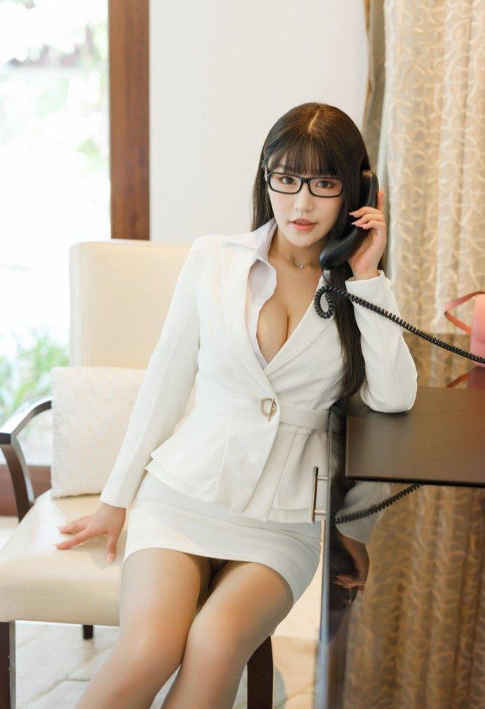 御姐眼镜娘朱可儿 职业装上演丝袜捆绑诱惑