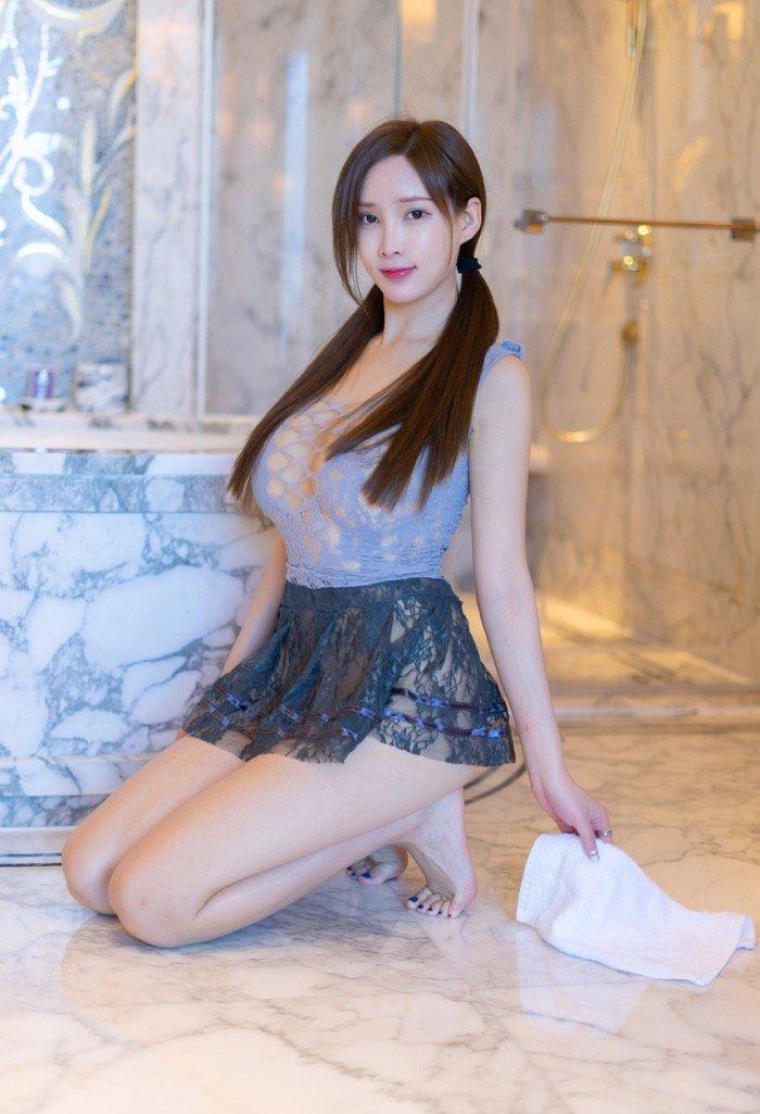 做个乖巧的小主妇，粉嫩娇妻周妍希袒胸露乳做家务