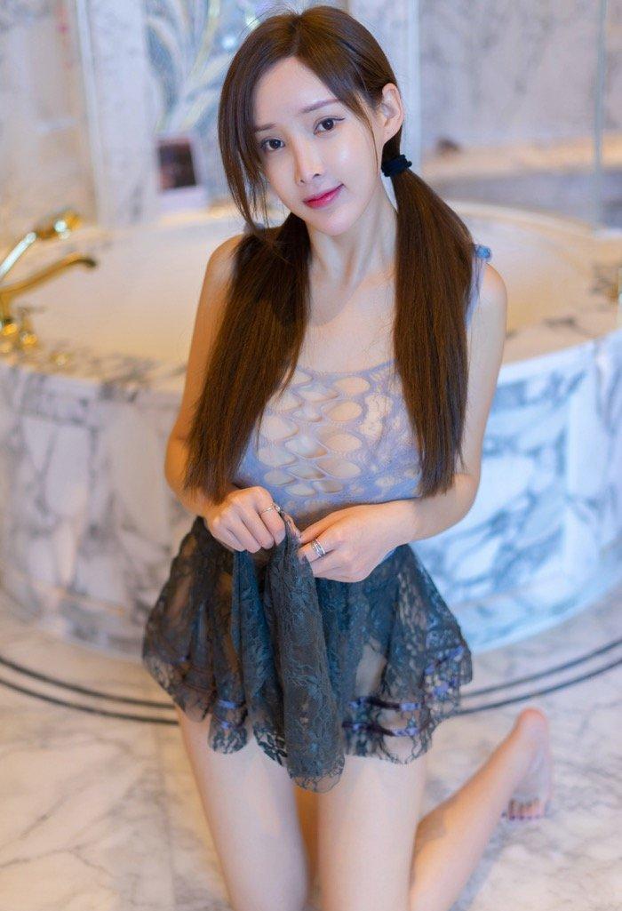 做个乖巧的小主妇，粉嫩娇妻周妍希袒胸露乳做家务