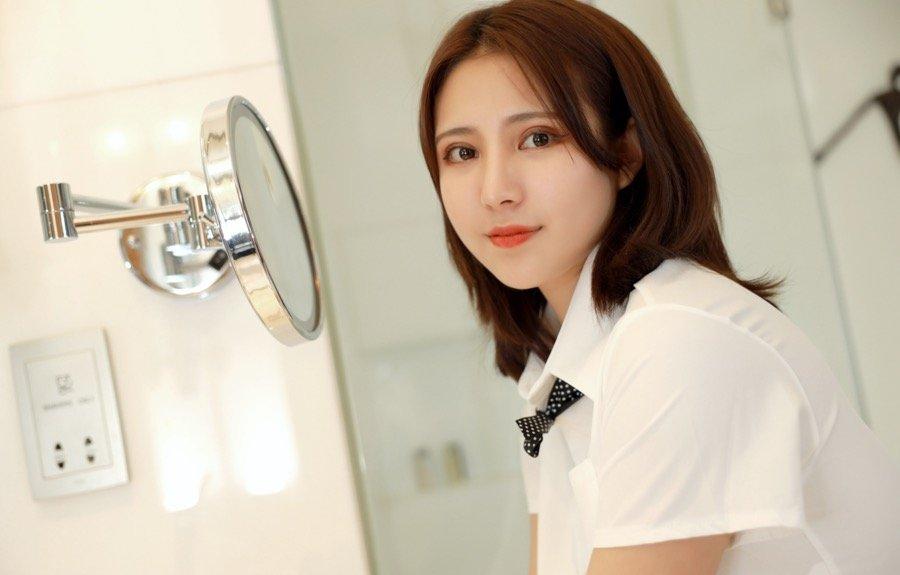 甜美妹子掀开上衣露骚胸，三点全露令人血喷