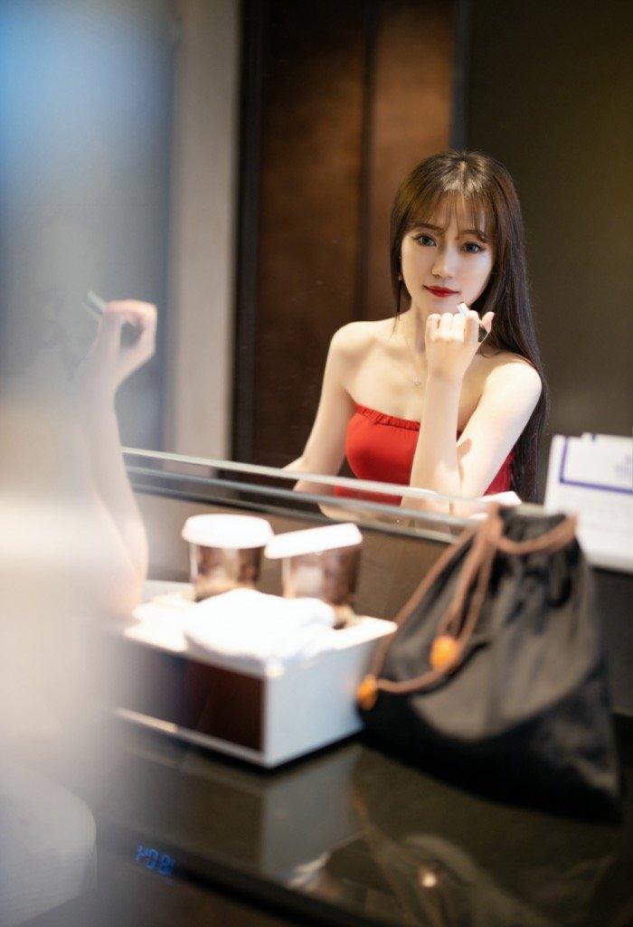 美女模特允儿Claire上门服务，一进房门直接脱衣服