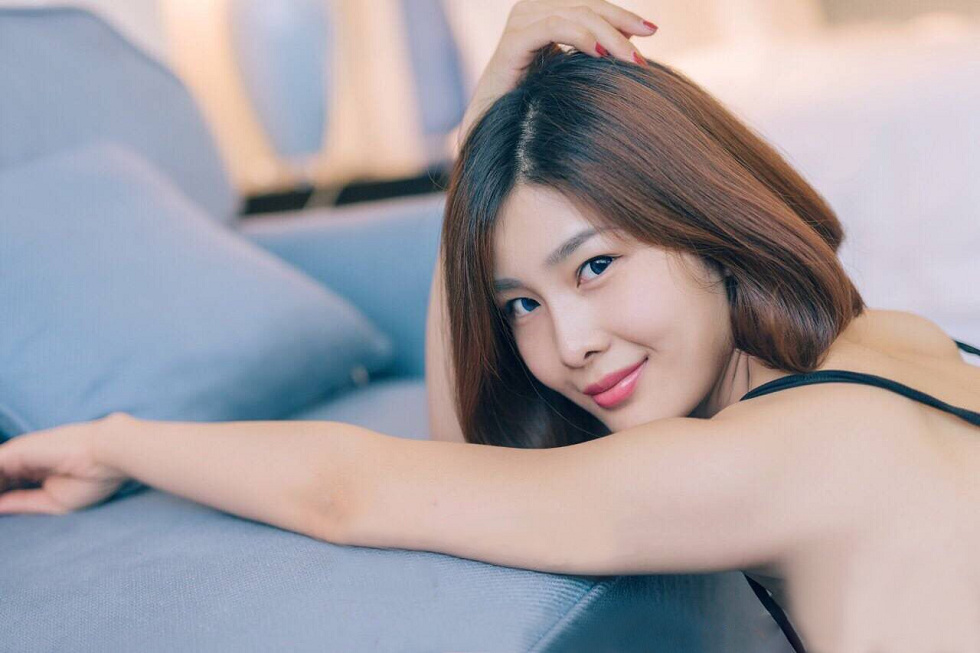 闫盼盼最新诱惑美图之夜玫瑰黑丝吊带透视诱惑写真46P