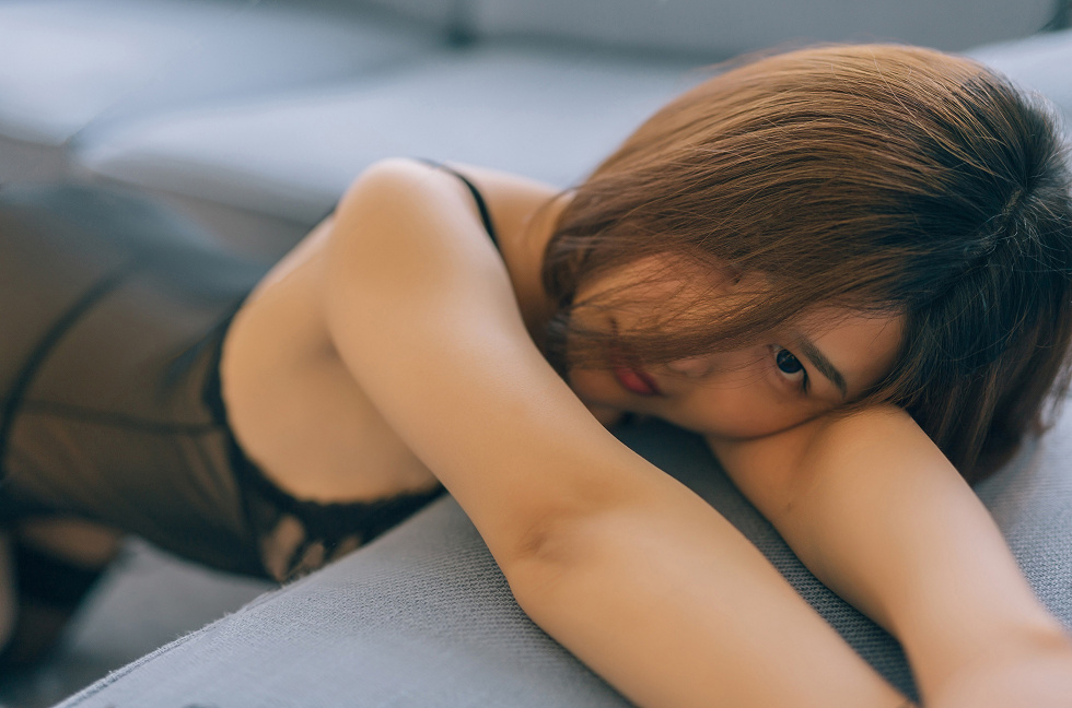 闫盼盼最新诱惑美图之夜玫瑰黑丝吊带透视诱惑写真46P