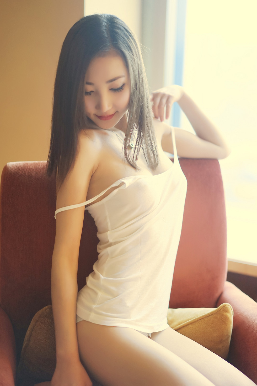 嫩模女神尤美Yumi居家私房诱人酮体大尺度秀美乳写真30P