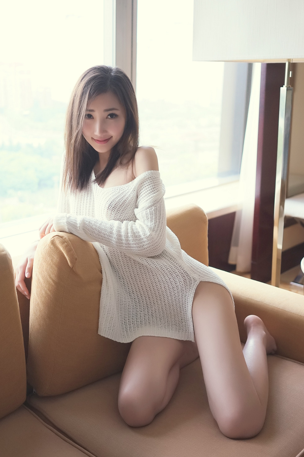 嫩模女神尤美Yumi居家私房诱人酮体大尺度秀美乳写真30P