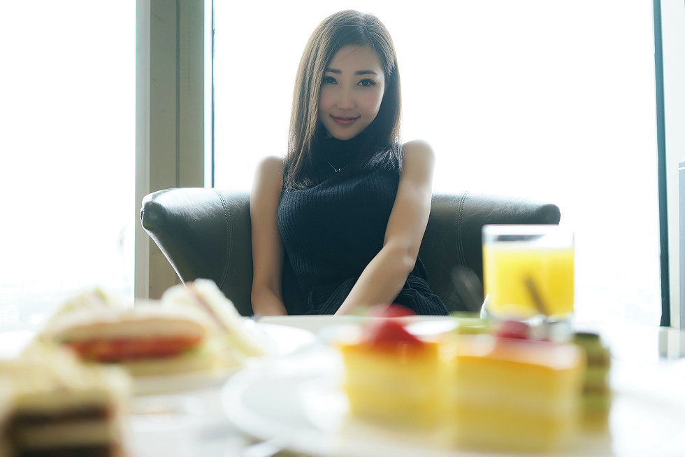 嫩模女神尤美Yumi居家私房诱人酮体大尺度秀美乳写真30P