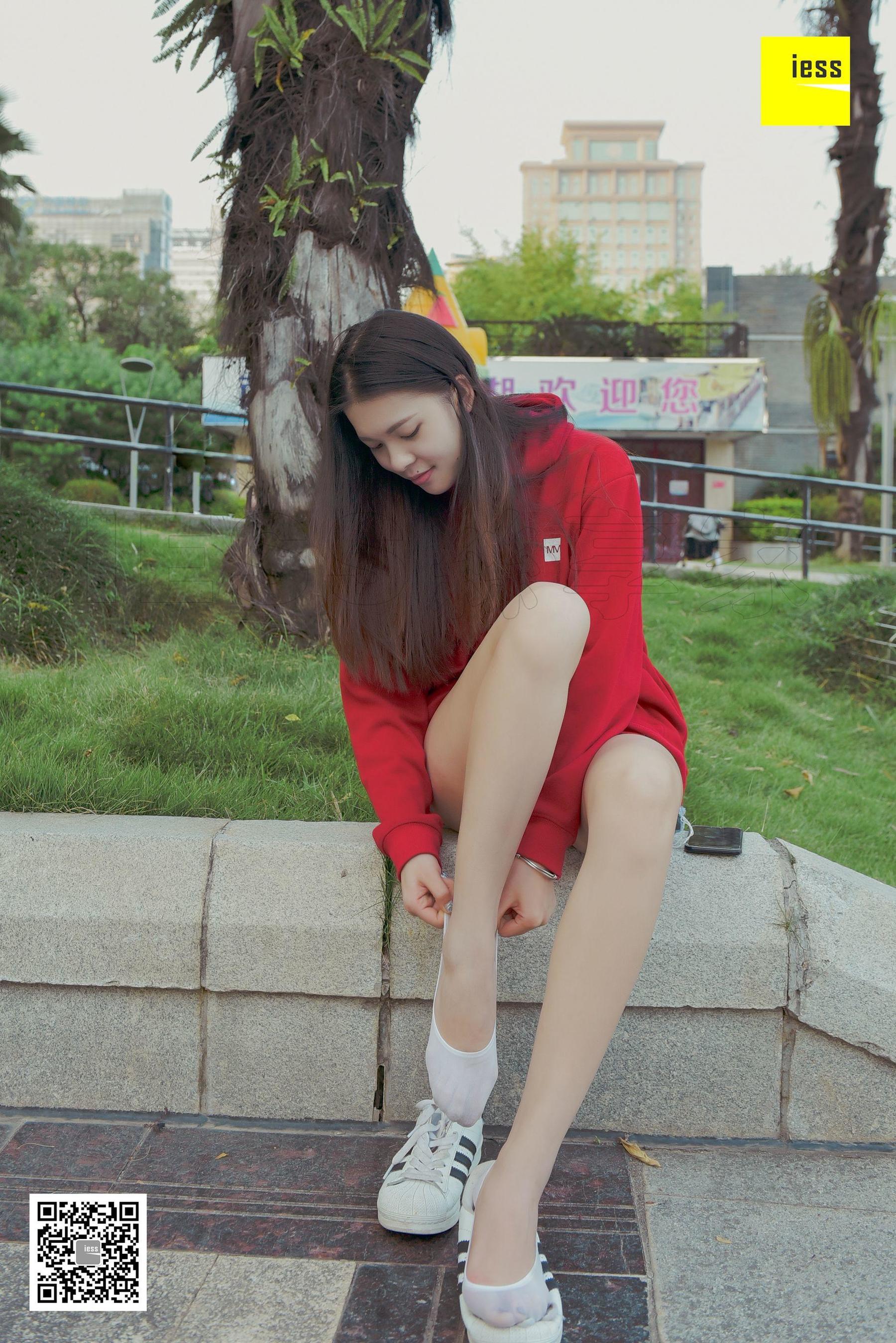 七七《卫衣与白色船袜》 [异思趣向IESS] 丝享家159 写真集