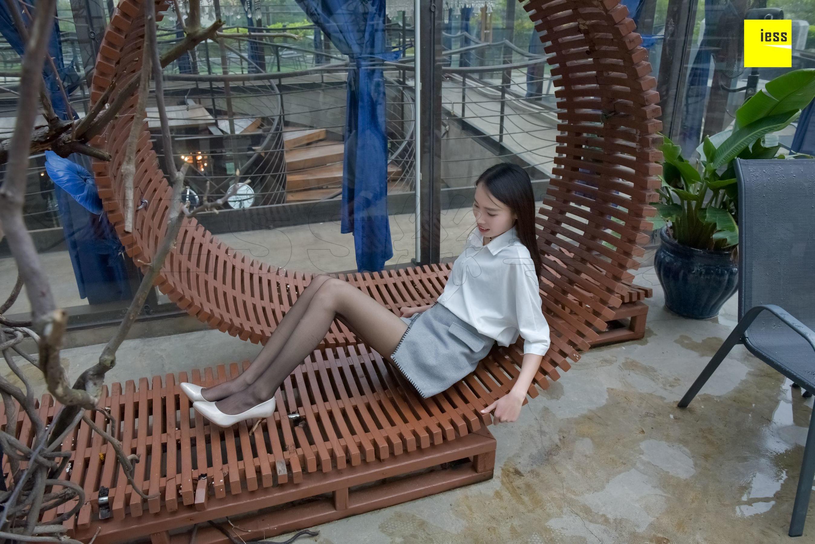 永英《雨后的黑丝》 [异思趣向IESS] 丝享家160 写真集