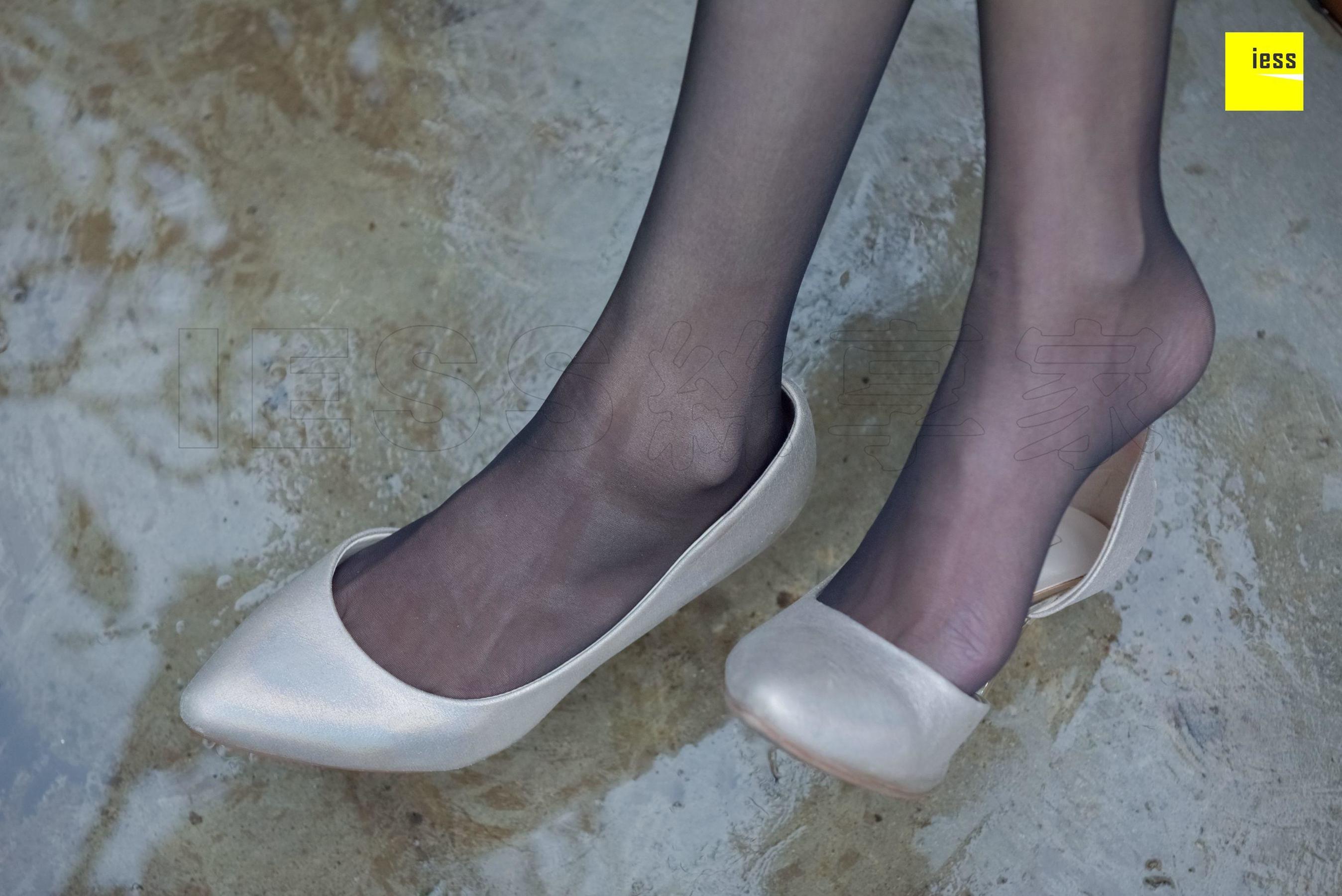 永英《雨后的黑丝》 [异思趣向IESS] 丝享家160 写真集