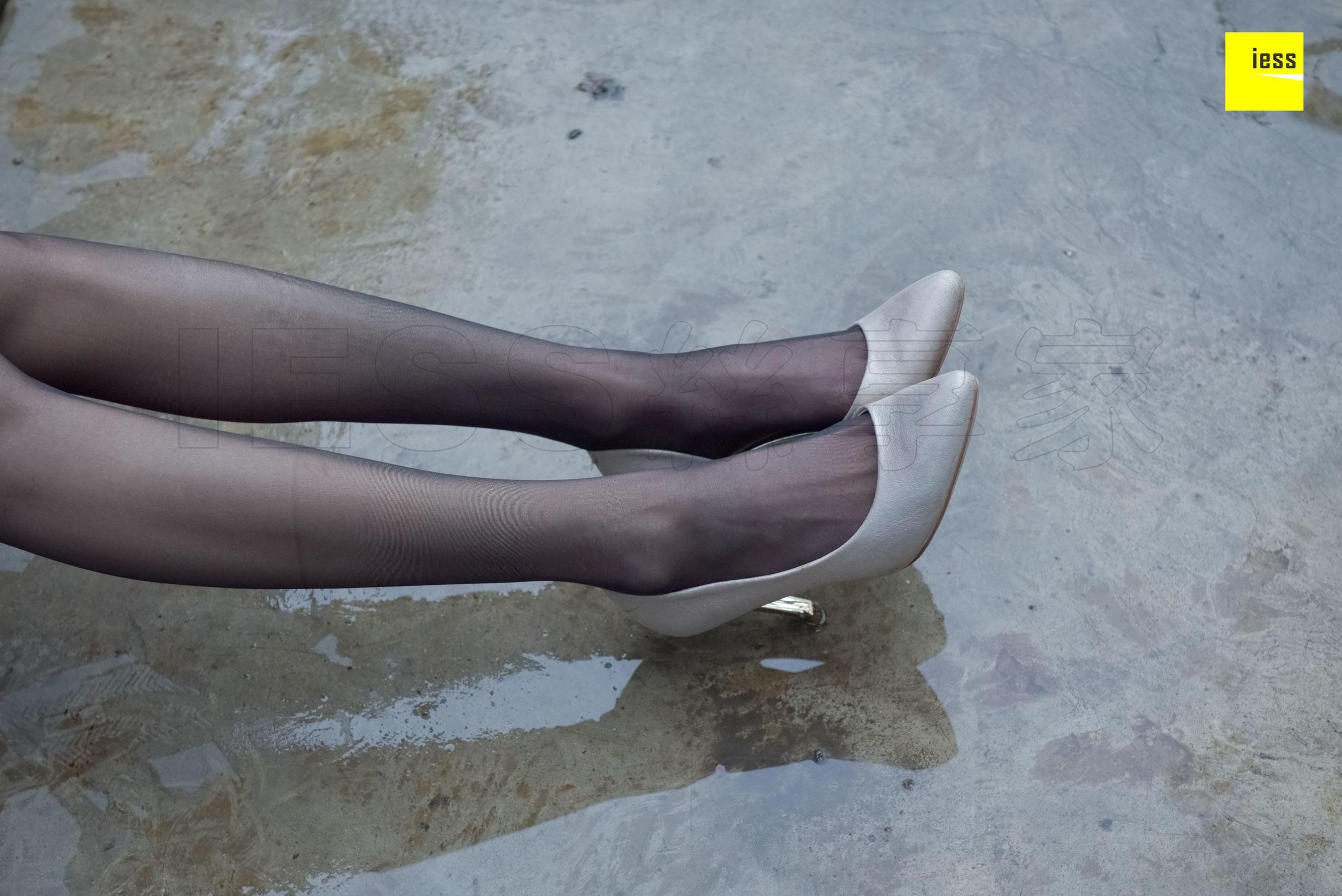 永英《雨后的黑丝》 [异思趣向IESS] 丝享家160 写真集