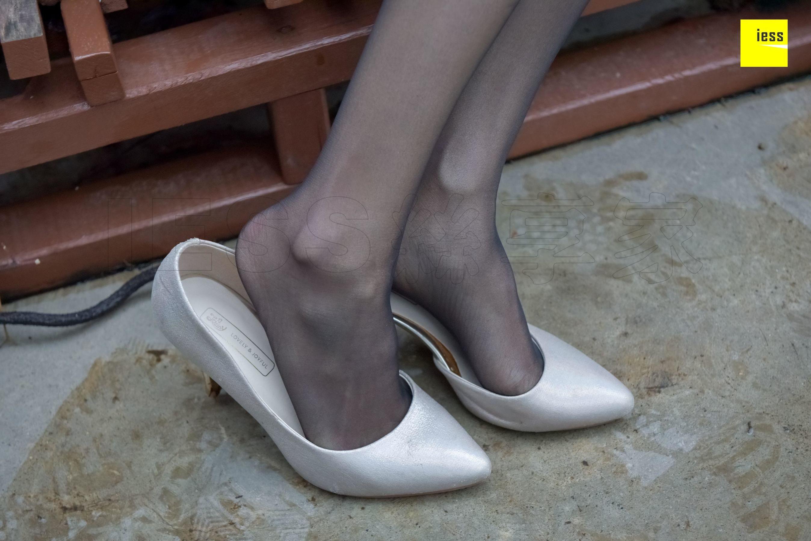 永英《雨后的黑丝》 [异思趣向IESS] 丝享家160 写真集