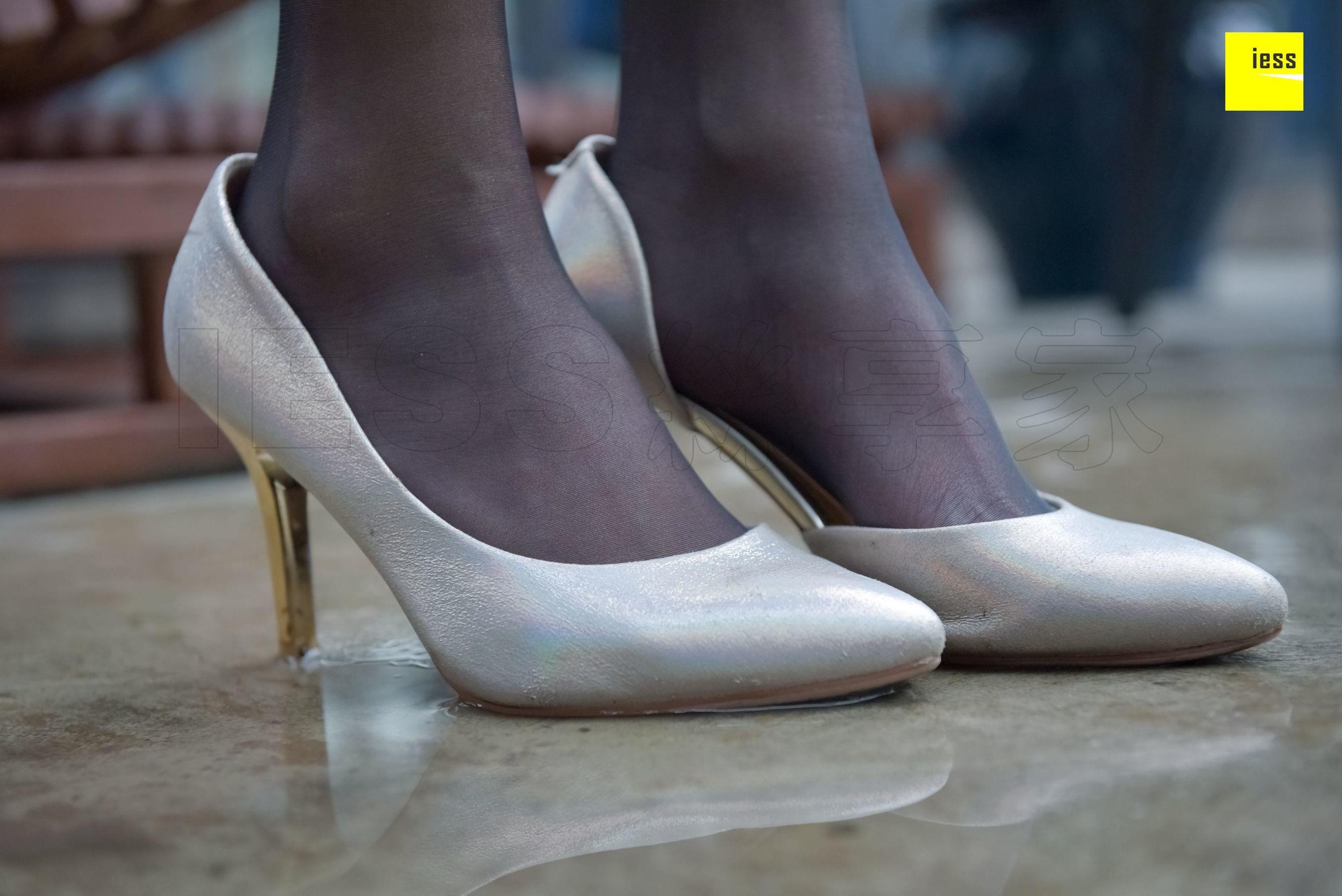 永英《雨后的黑丝》 [异思趣向IESS] 丝享家160 写真集