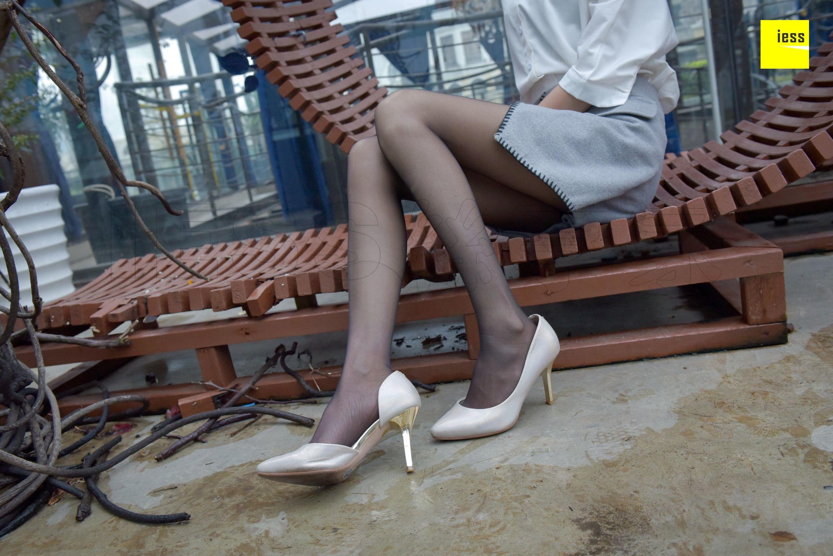 永英《雨后的黑丝》 [异思趣向IESS] 丝享家160 写真集