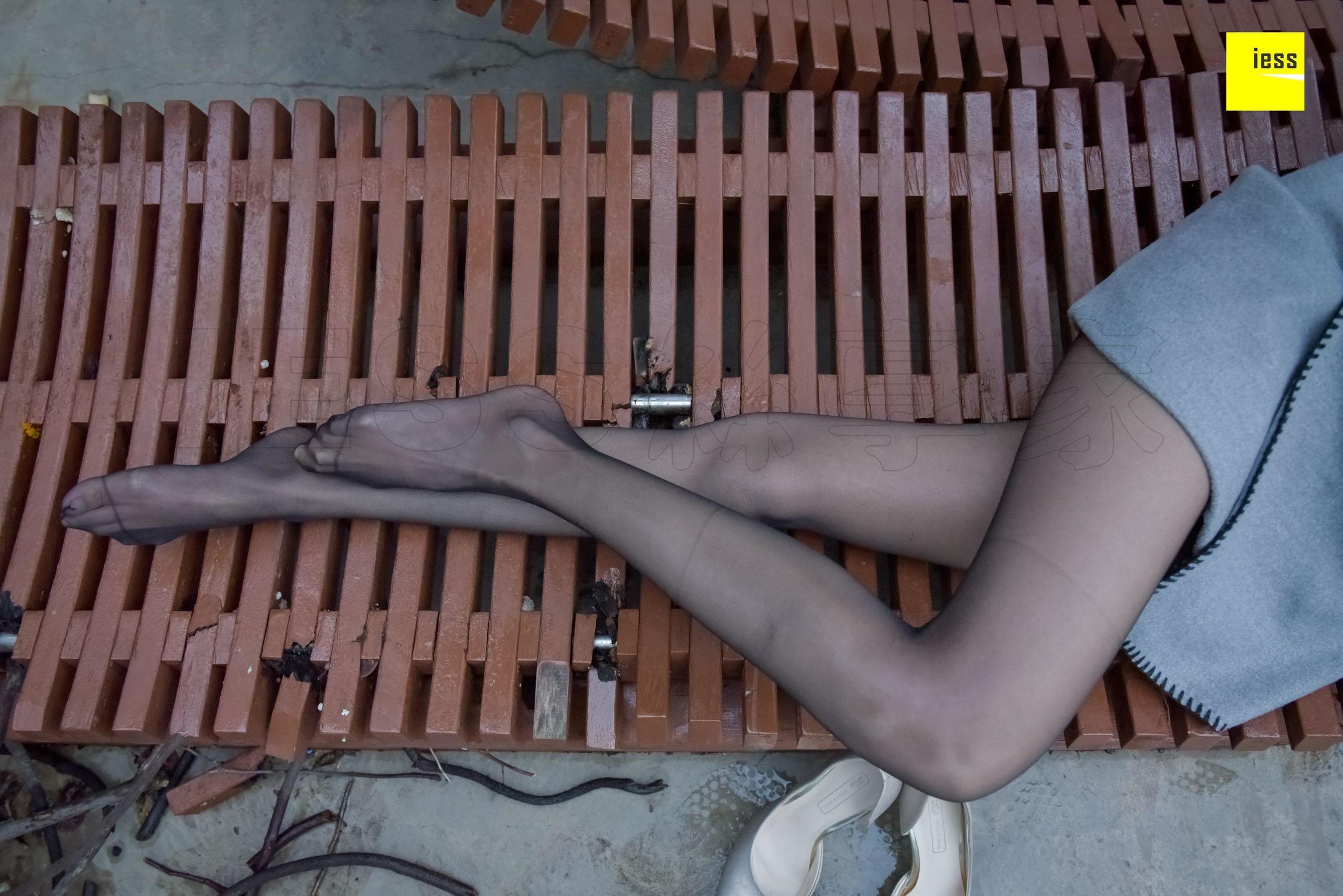 永英《雨后的黑丝》 [异思趣向IESS] 丝享家160 写真集