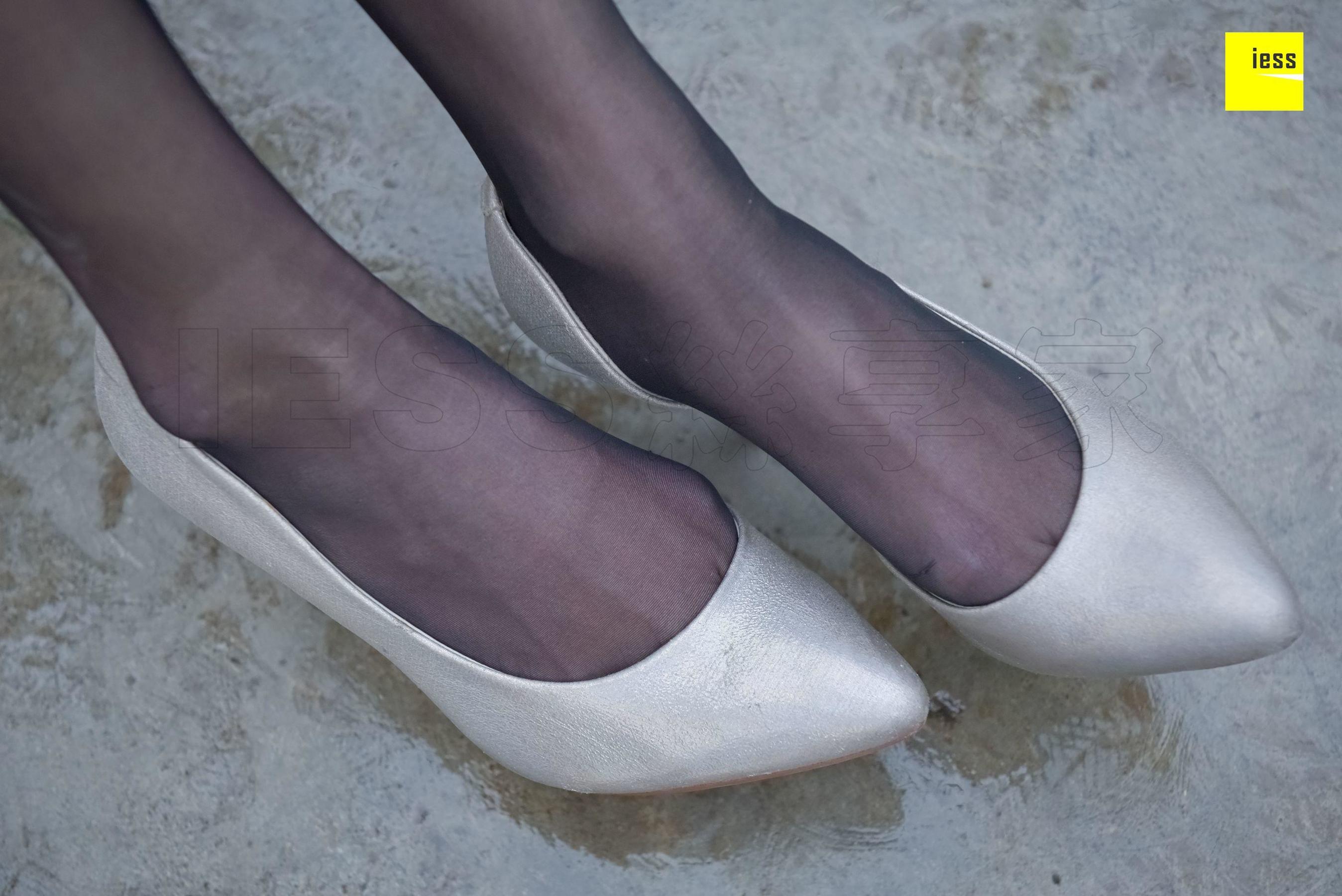 永英《雨后的黑丝》 [异思趣向IESS] 丝享家160 写真集