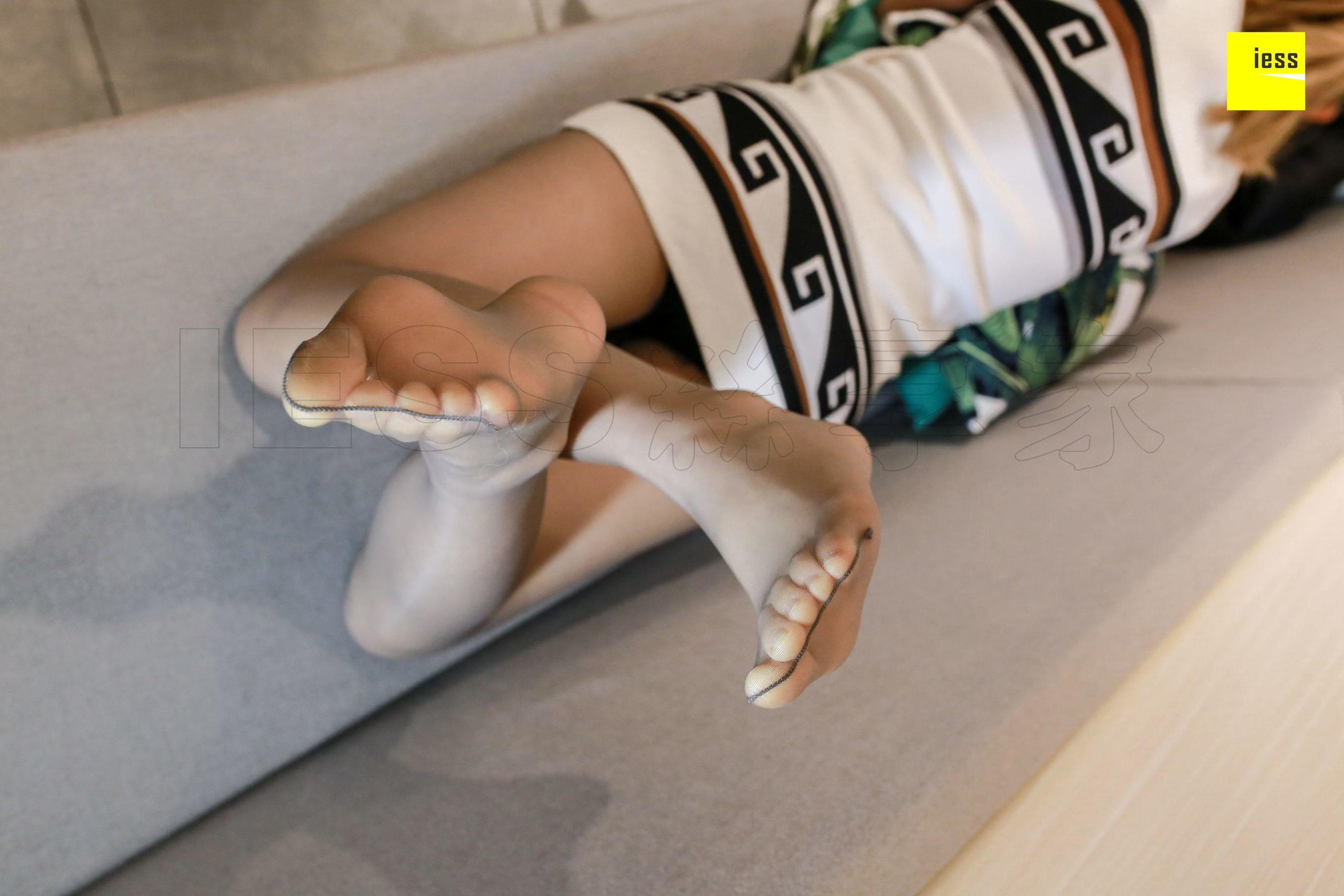 姗姗《开衩短裙灰丝》[异思趣向IESS] 丝享家188 写真集