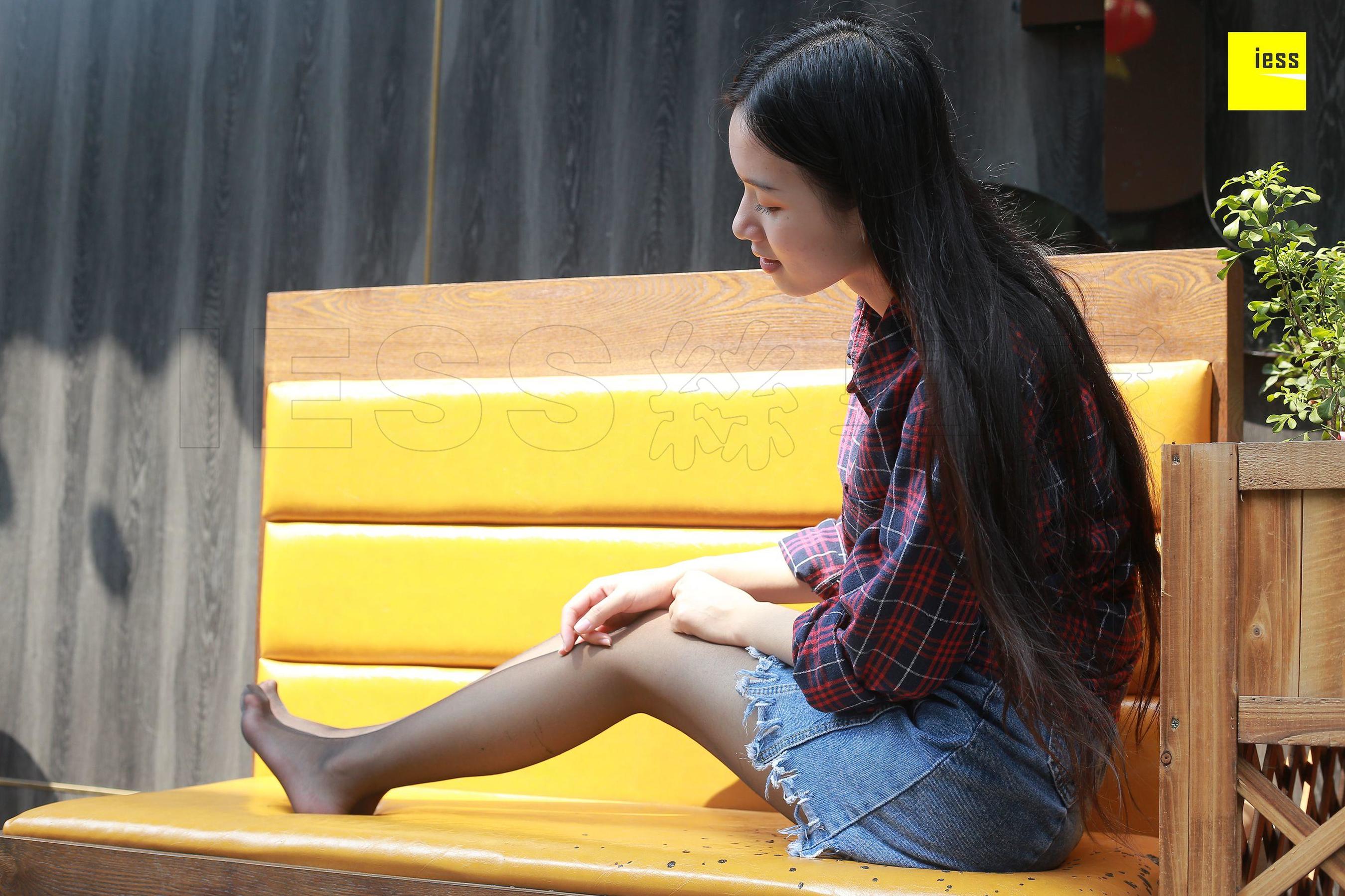 木木《酒窝美女的黑丝》 [异思趣向IESS] 丝享家204 写真集