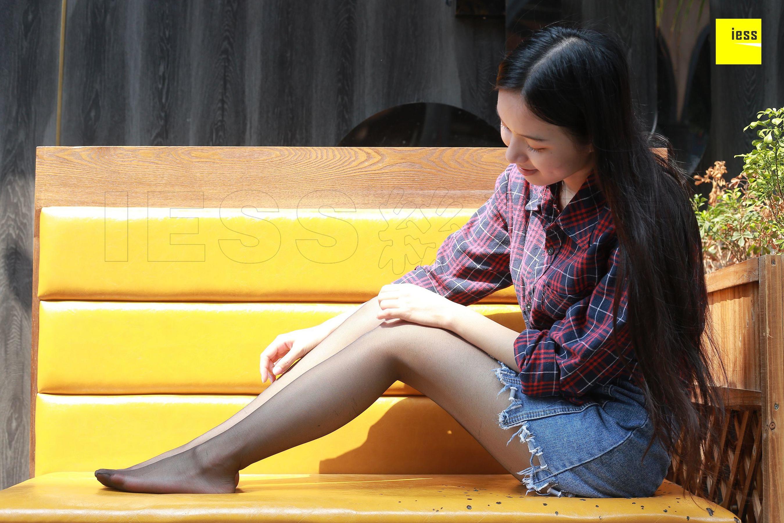 木木《酒窝美女的黑丝》 [异思趣向IESS] 丝享家204 写真集