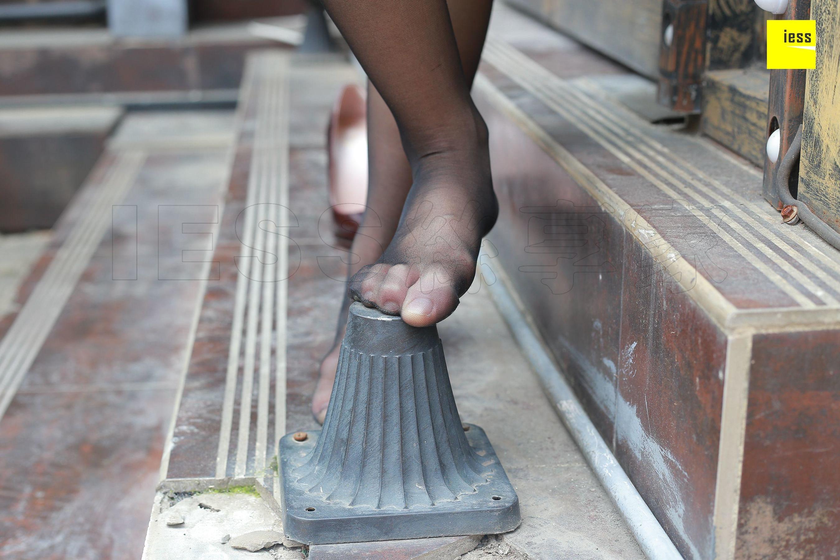 木木《酒窝美女的黑丝》 [异思趣向IESS] 丝享家204 写真集