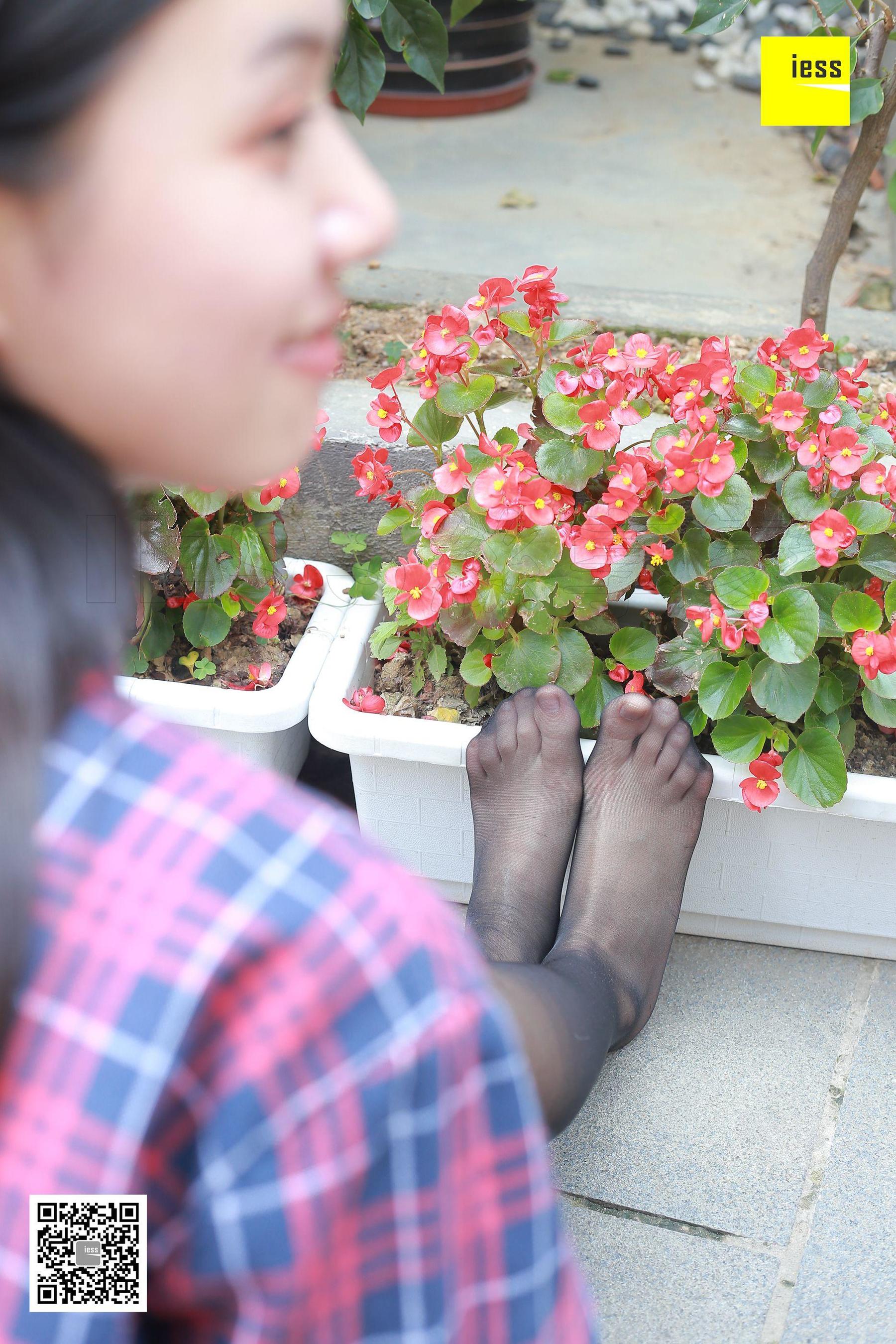 木木《酒窝美女的黑丝》 [异思趣向IESS] 丝享家204 写真集