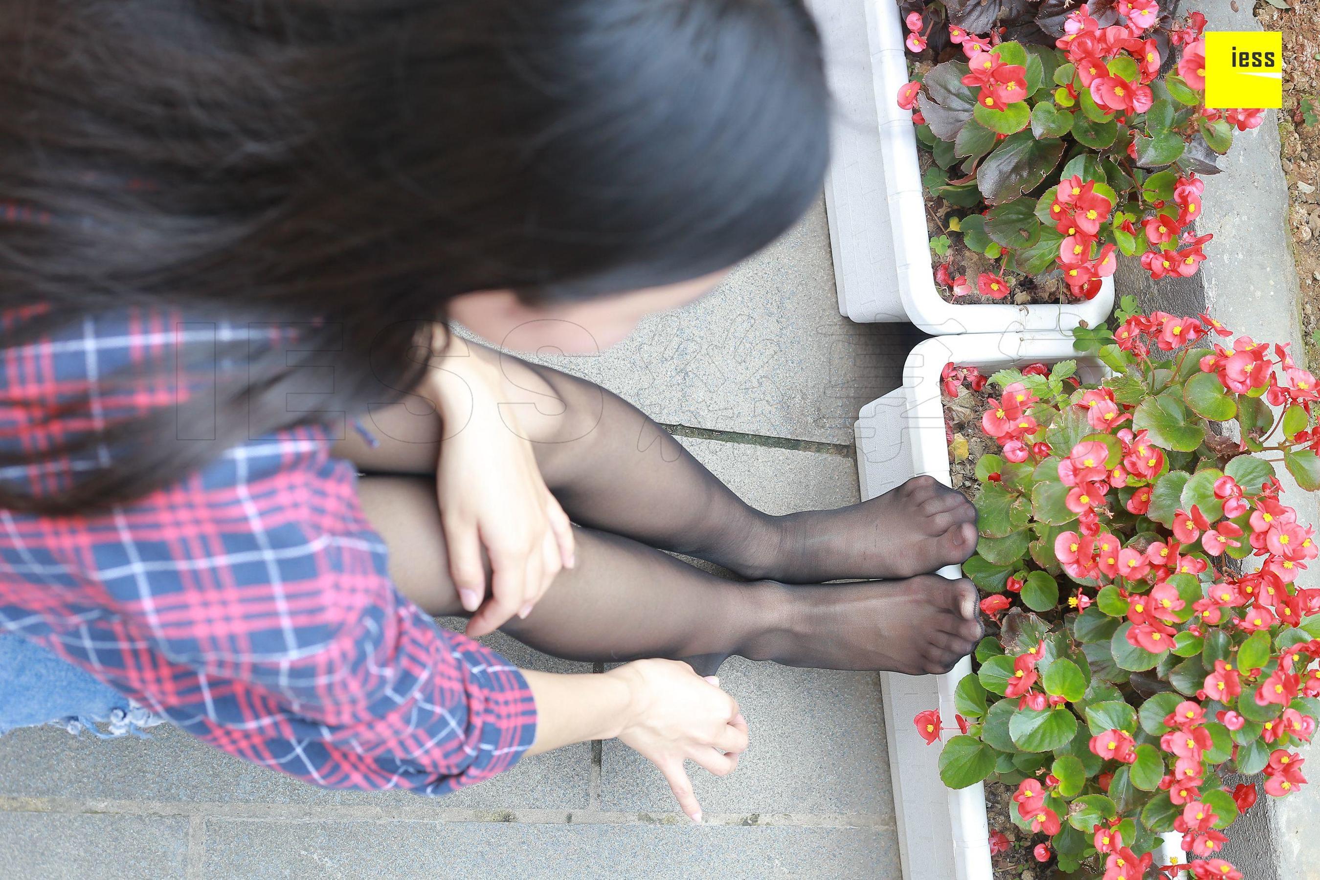 木木《酒窝美女的黑丝》 [异思趣向IESS] 丝享家204 写真集