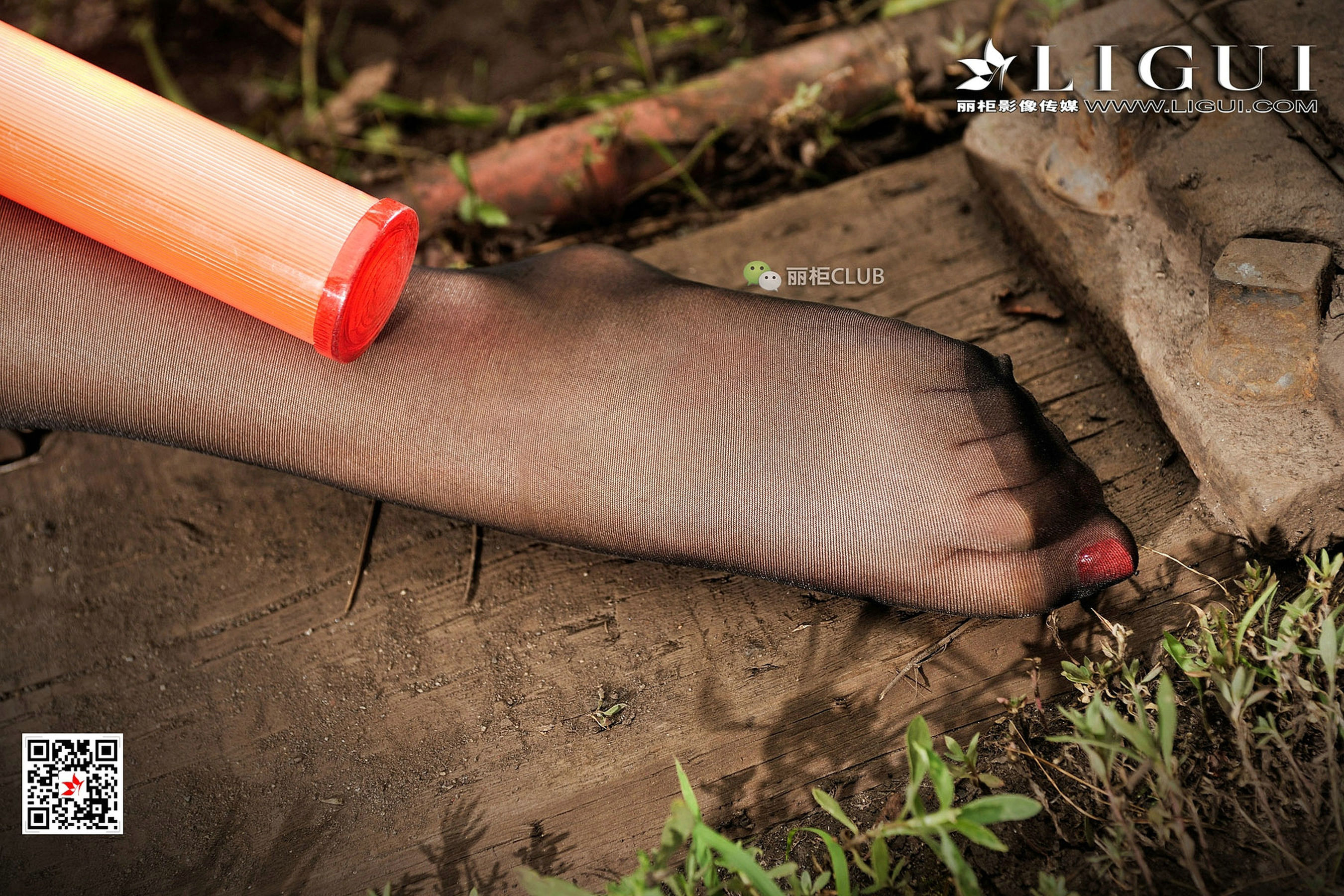 Model 笑笑《废旧火车道黑丝美脚》 [丽柜Ligui] 写真集