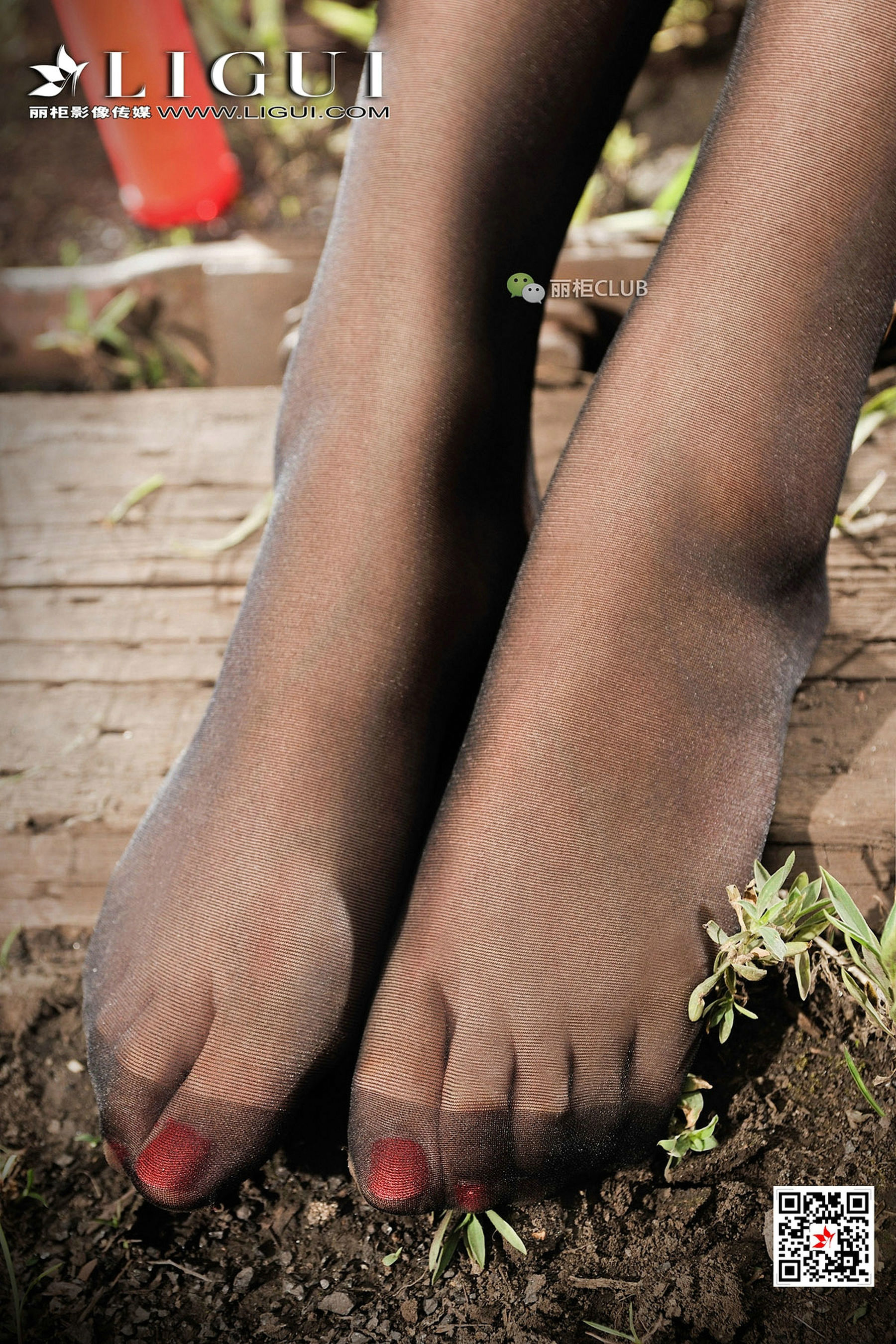 Model 笑笑《废旧火车道黑丝美脚》 [丽柜Ligui] 写真集