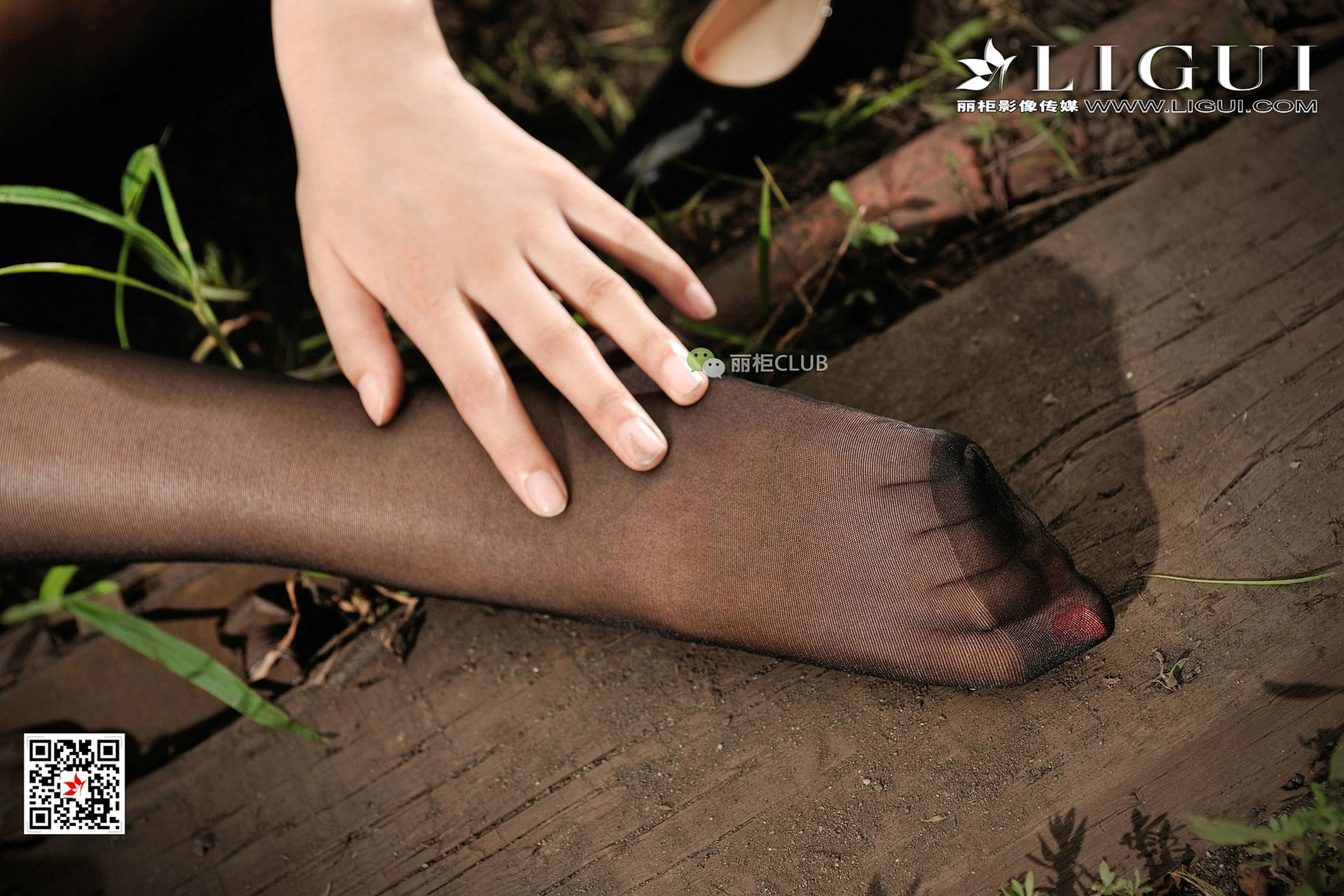 Model 笑笑《废旧火车道黑丝美脚》 [丽柜Ligui] 写真集
