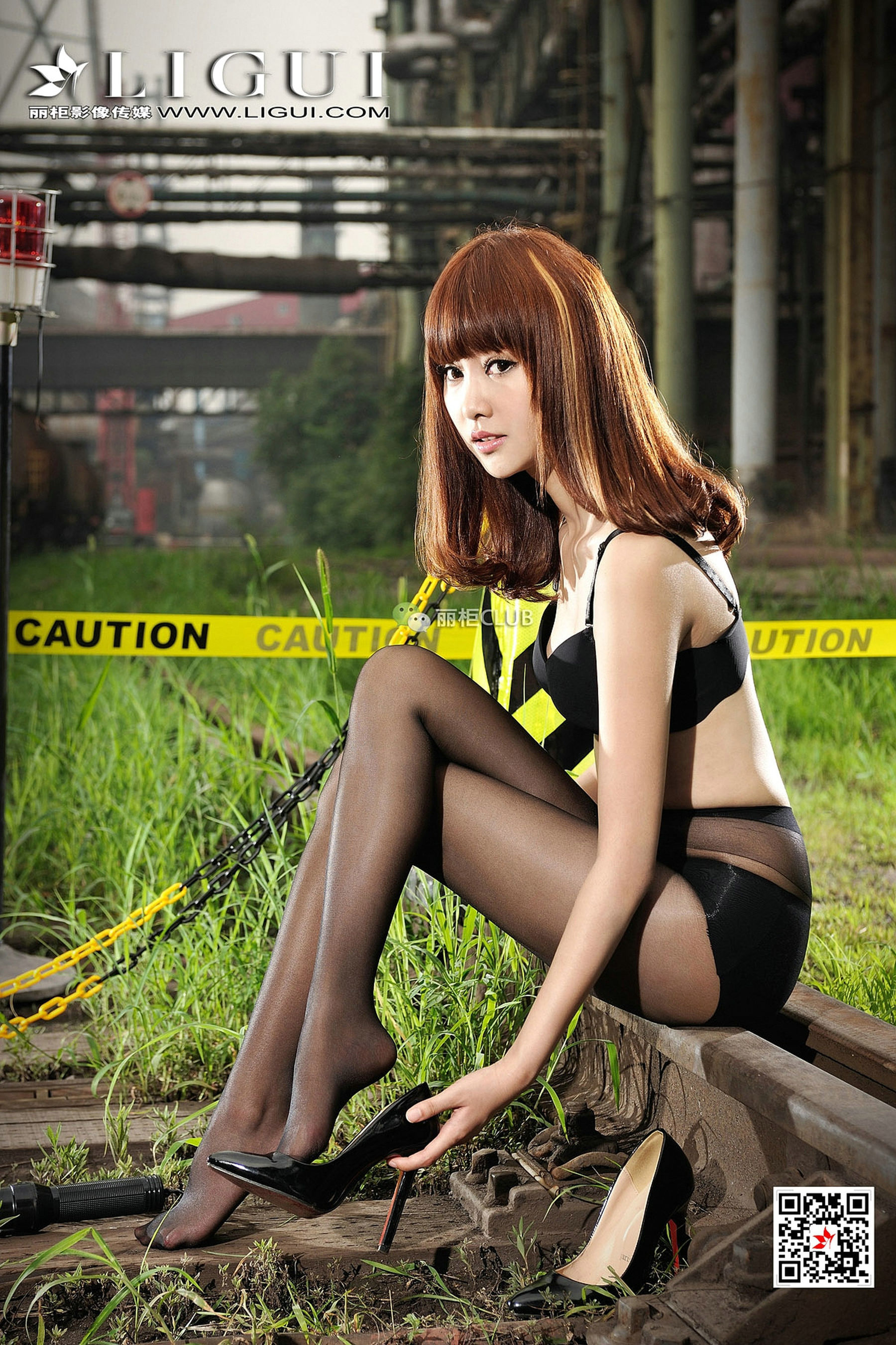Model 笑笑《废旧火车道黑丝美脚》 [丽柜Ligui] 写真集