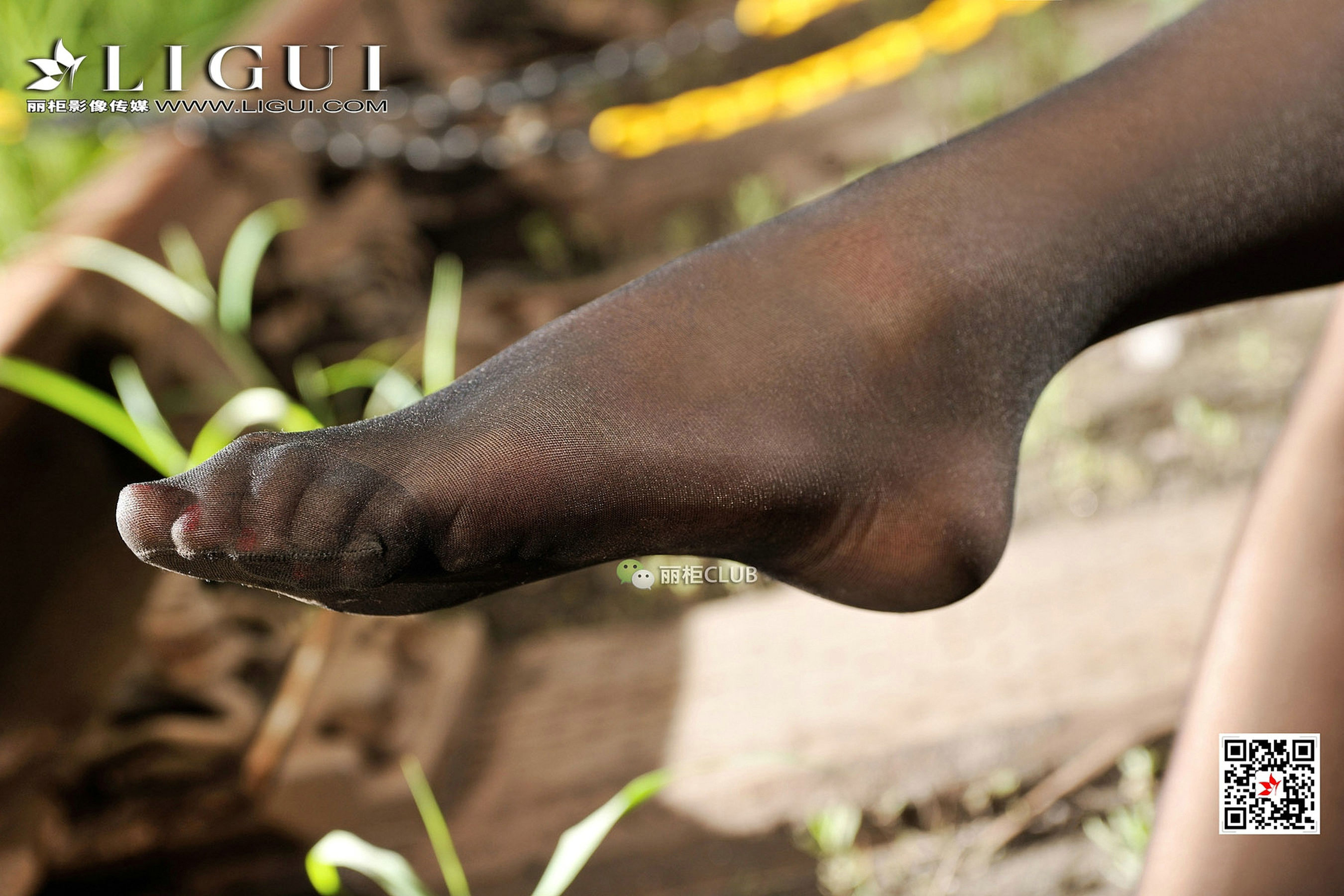 Model 笑笑《废旧火车道黑丝美脚》 [丽柜Ligui] 写真集