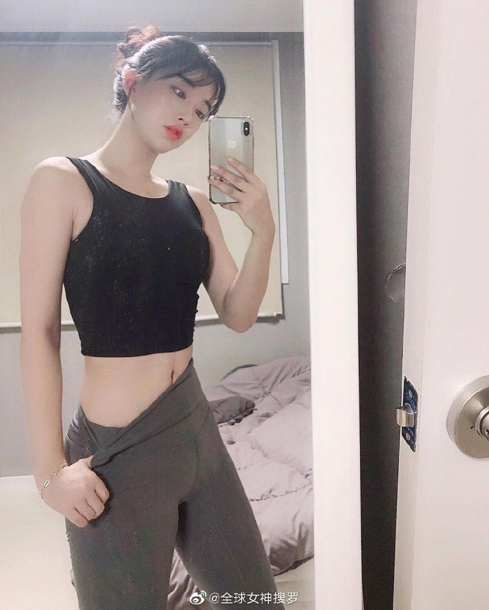 爱健身的美少妇性感红唇加魔鬼身材迷人诱惑写真9P