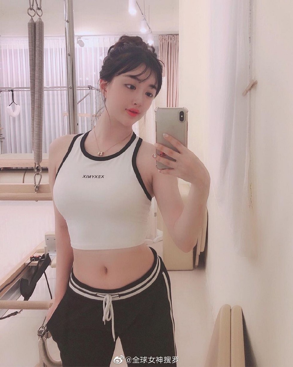 爱健身的美少妇性感红唇加魔鬼身材迷人诱惑写真9P