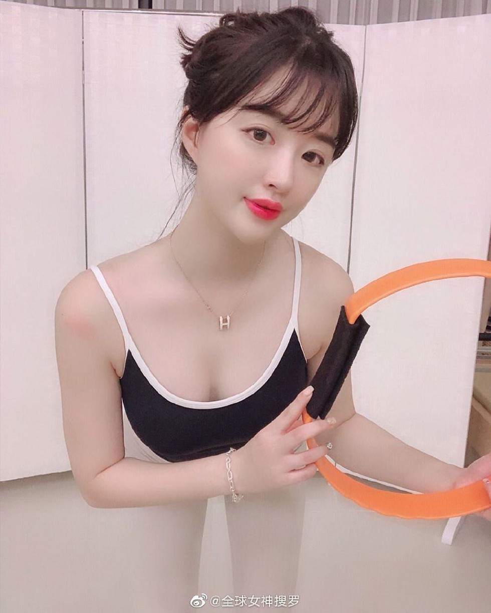 爱健身的美少妇性感红唇加魔鬼身材迷人诱惑写真9P