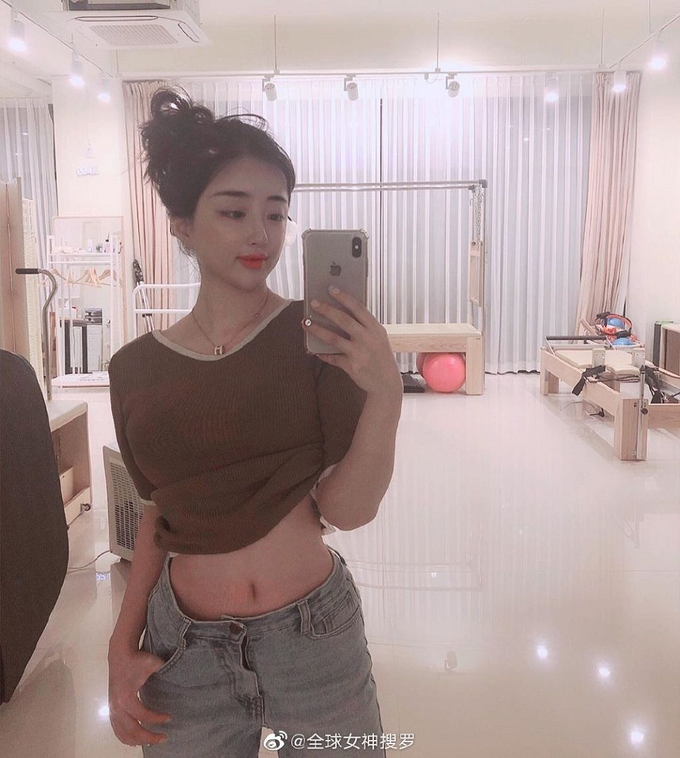 爱健身的美少妇性感红唇加魔鬼身材迷人诱惑写真9P