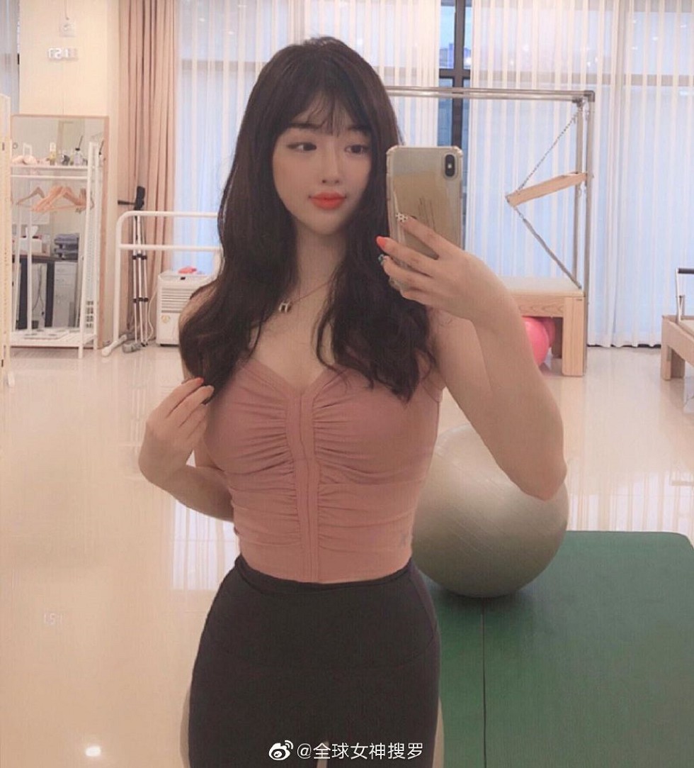 爱健身的美少妇性感红唇加魔鬼身材迷人诱惑写真9P