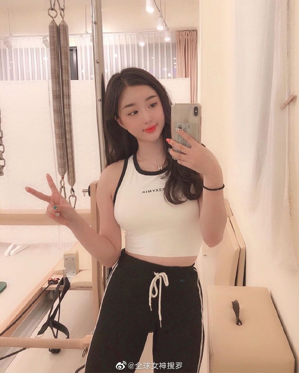 爱健身的美少妇性感红唇加魔鬼身材迷人诱惑写真9P