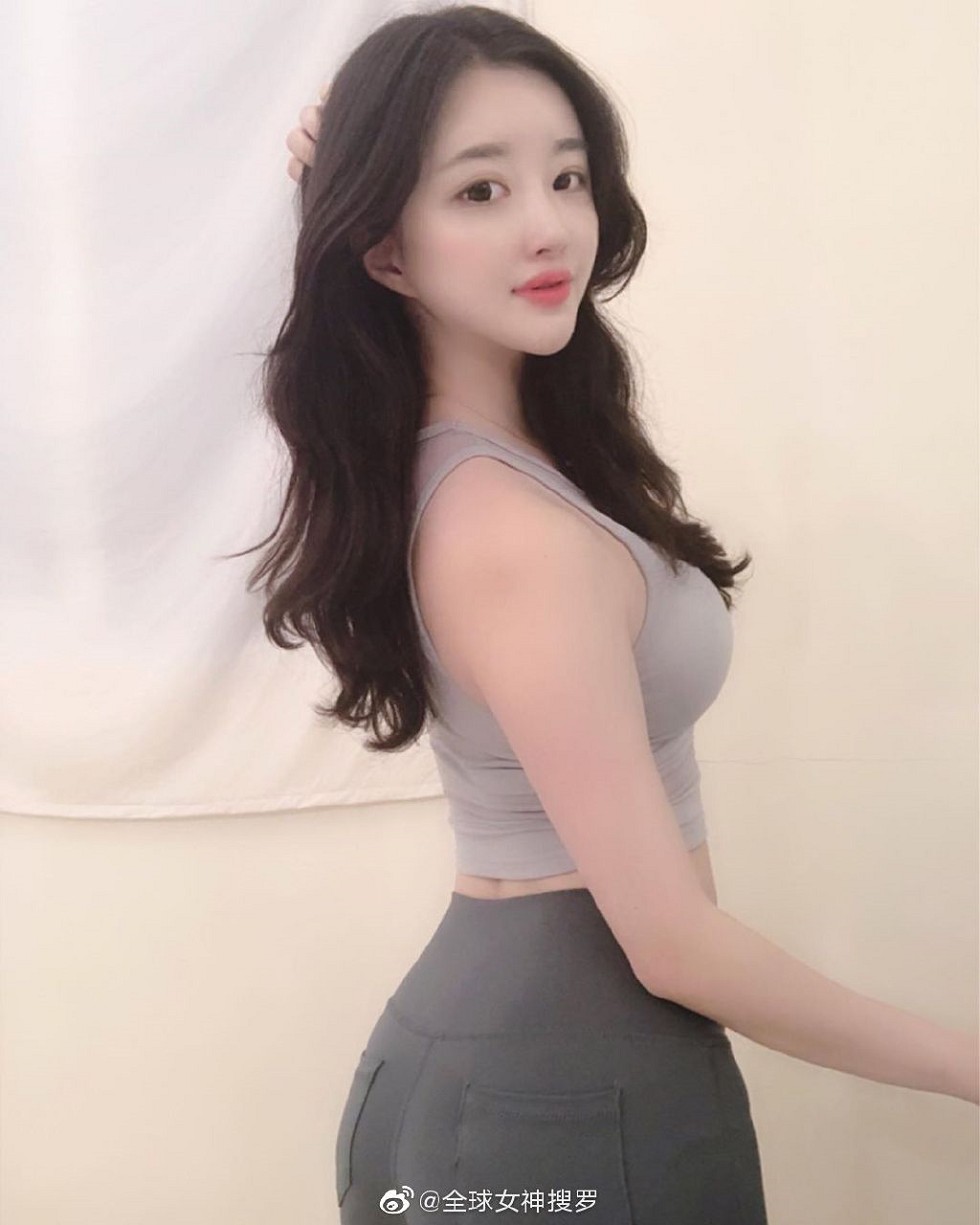 爱健身的美少妇性感红唇加魔鬼身材迷人诱惑写真9P