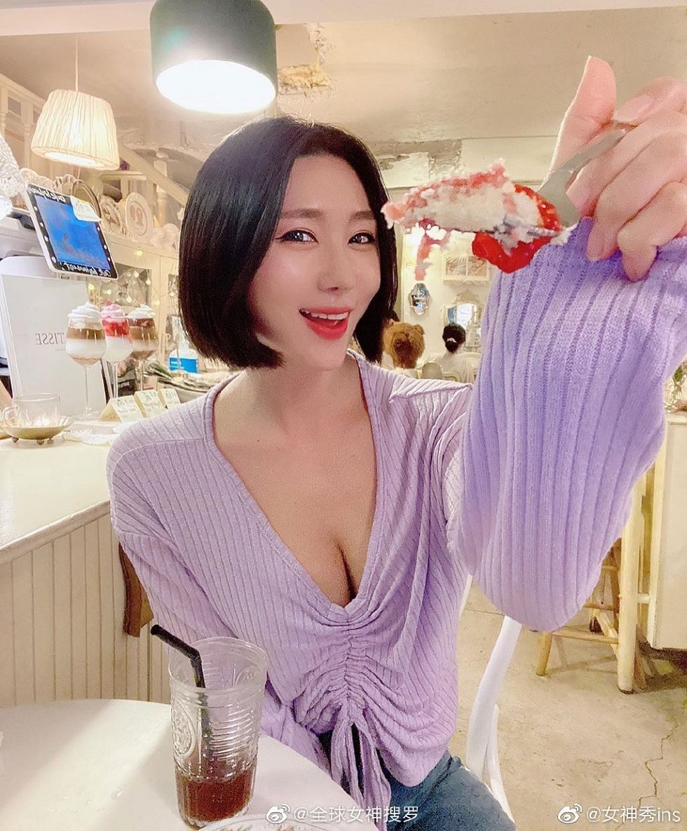 靓丽俏皮的短发美女性感服饰秀傲人豪乳日常生活写真9P