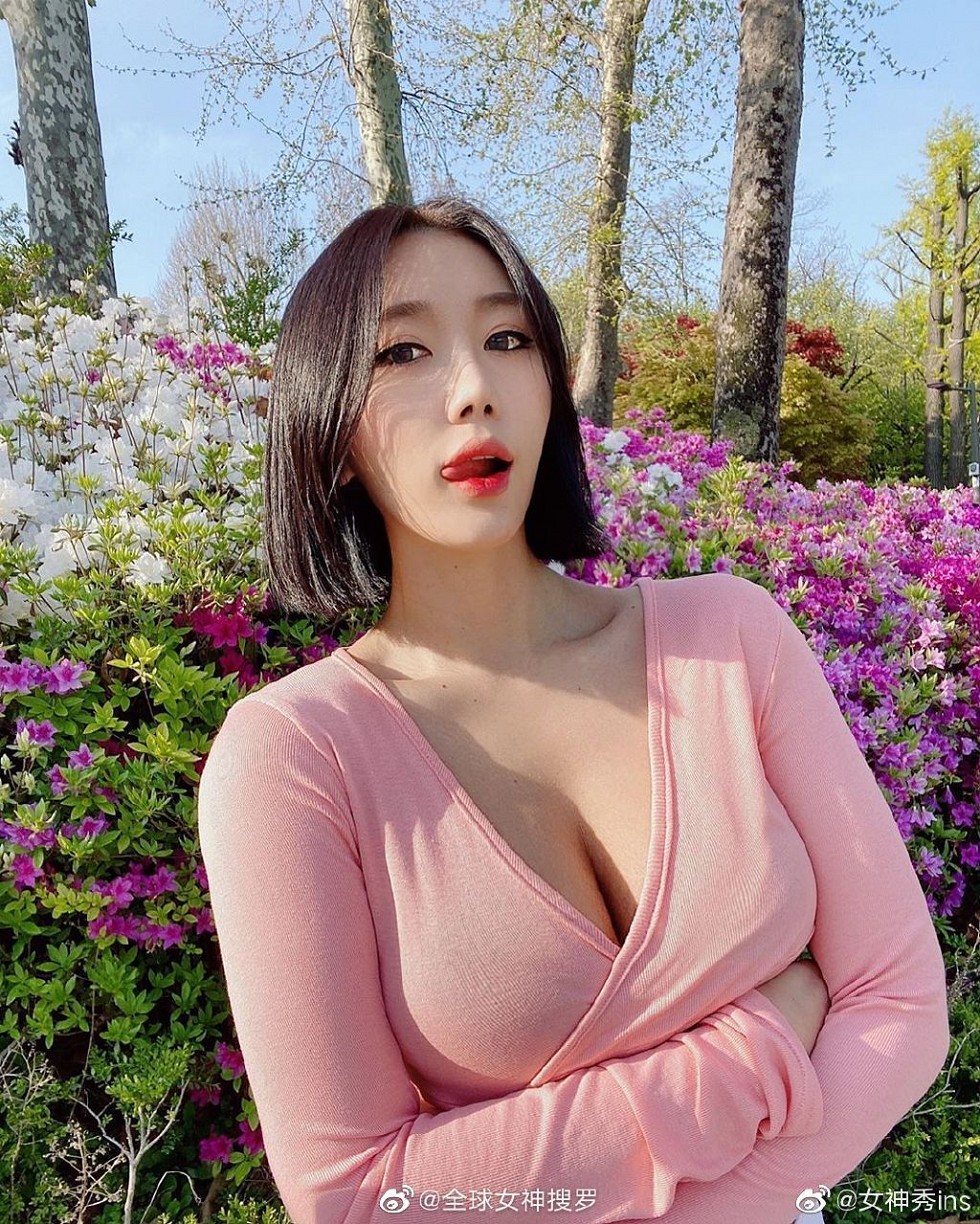 靓丽俏皮的短发美女性感服饰秀傲人豪乳日常生活写真9P