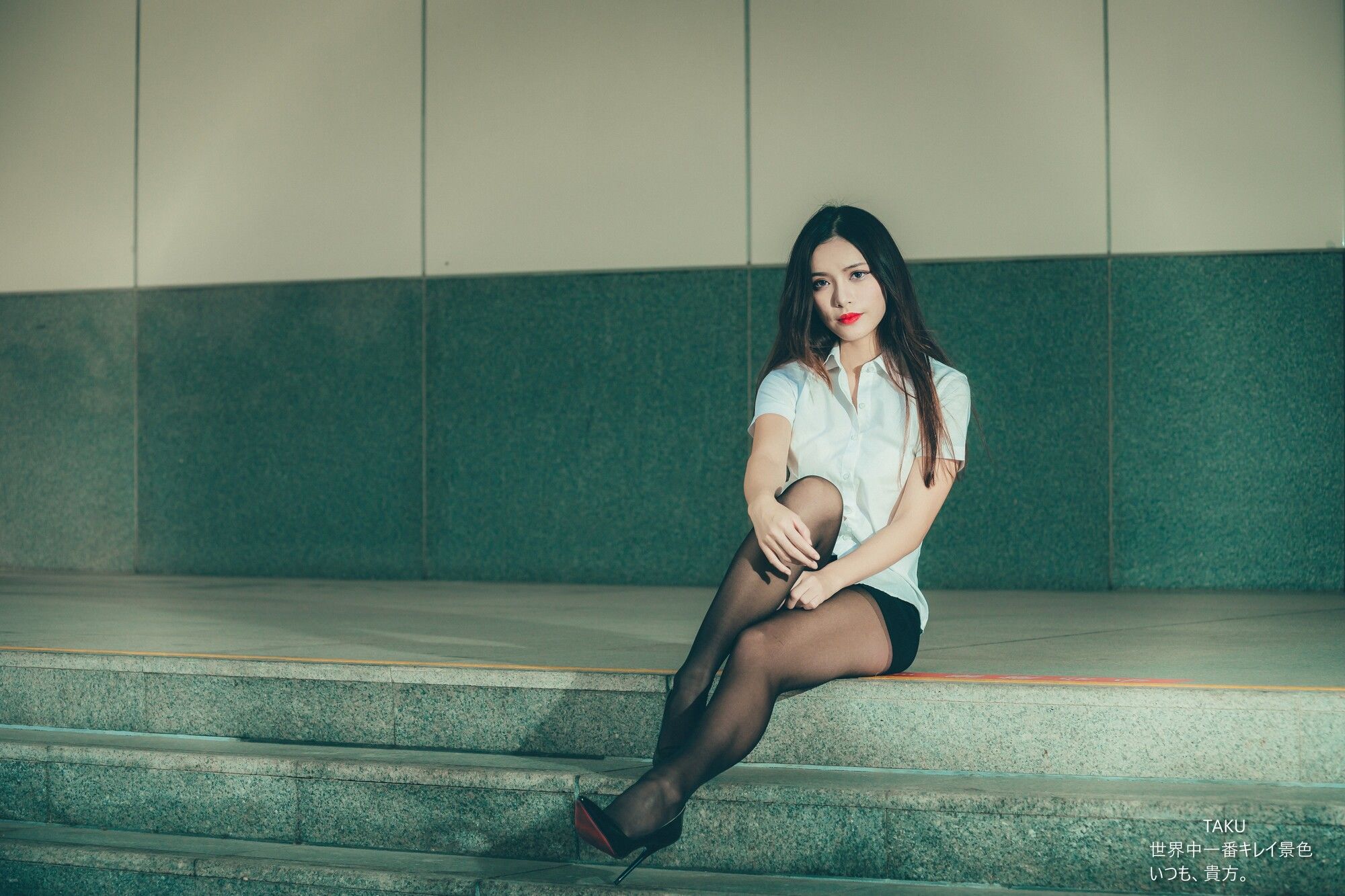 [台湾网红美女] 黄书庭 OL黑絲外拍 写真集