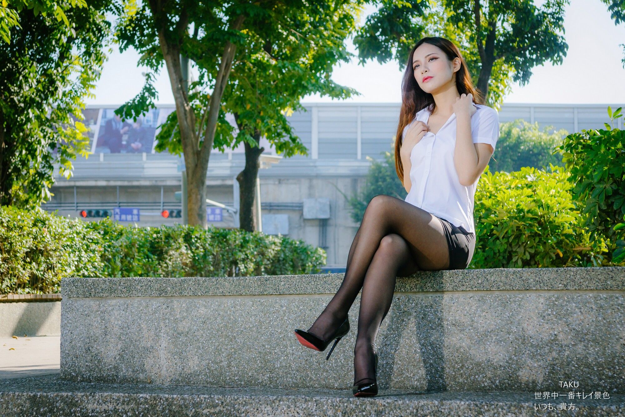 [台湾网红美女] 黄书庭 OL黑絲外拍 写真集