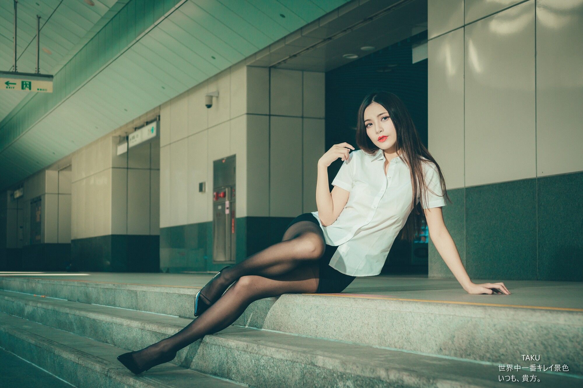 [台湾网红美女] 黄书庭 OL黑絲外拍 写真集