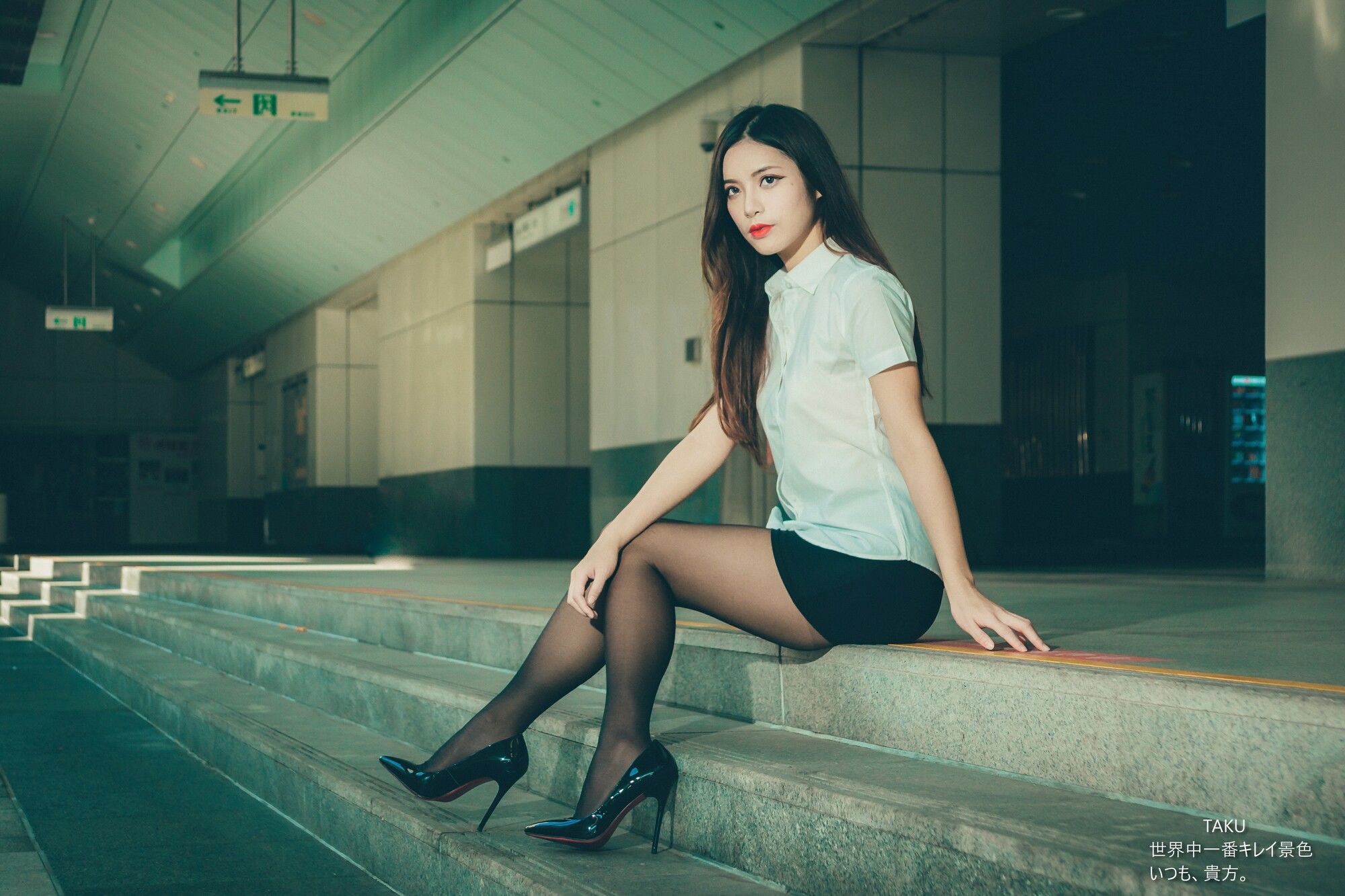 [台湾网红美女] 黄书庭 OL黑絲外拍 写真集