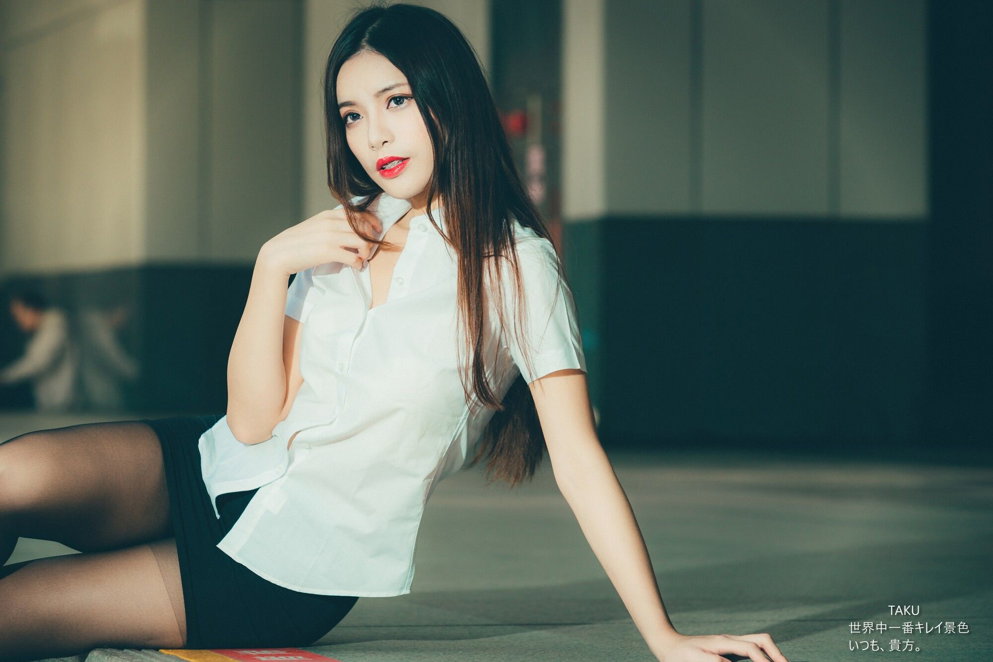 [台湾网红美女] 黄书庭 OL黑絲外拍 写真集