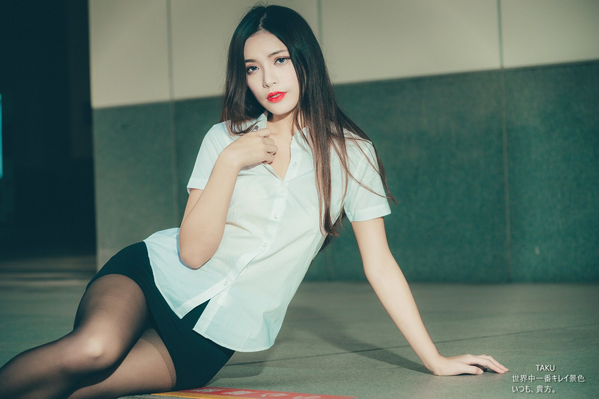 [台湾网红美女] 黄书庭 OL黑絲外拍 写真集