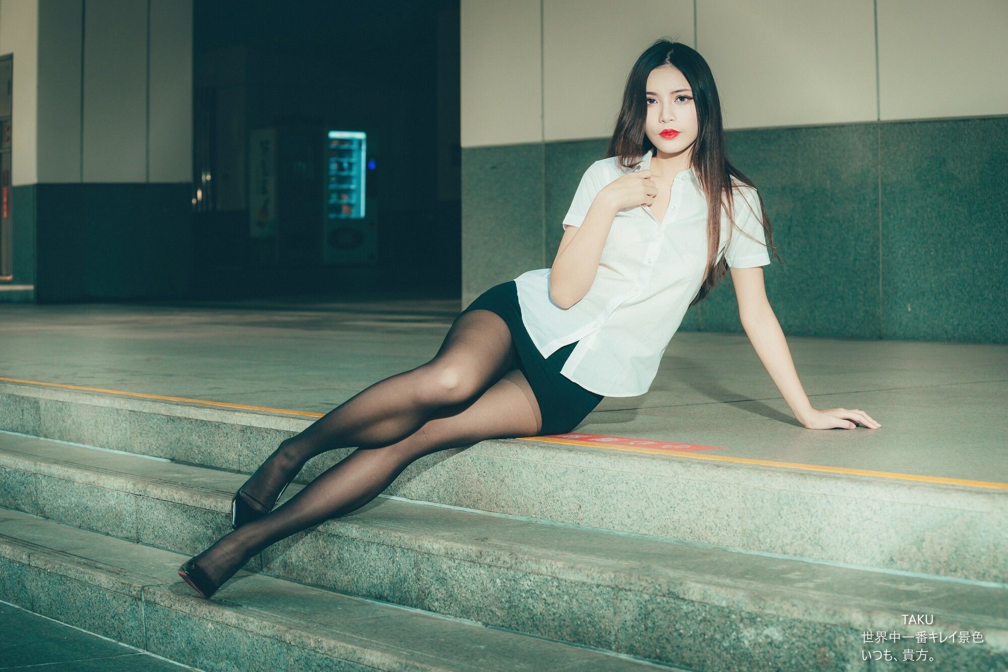 [台湾网红美女] 黄书庭 OL黑絲外拍 写真集