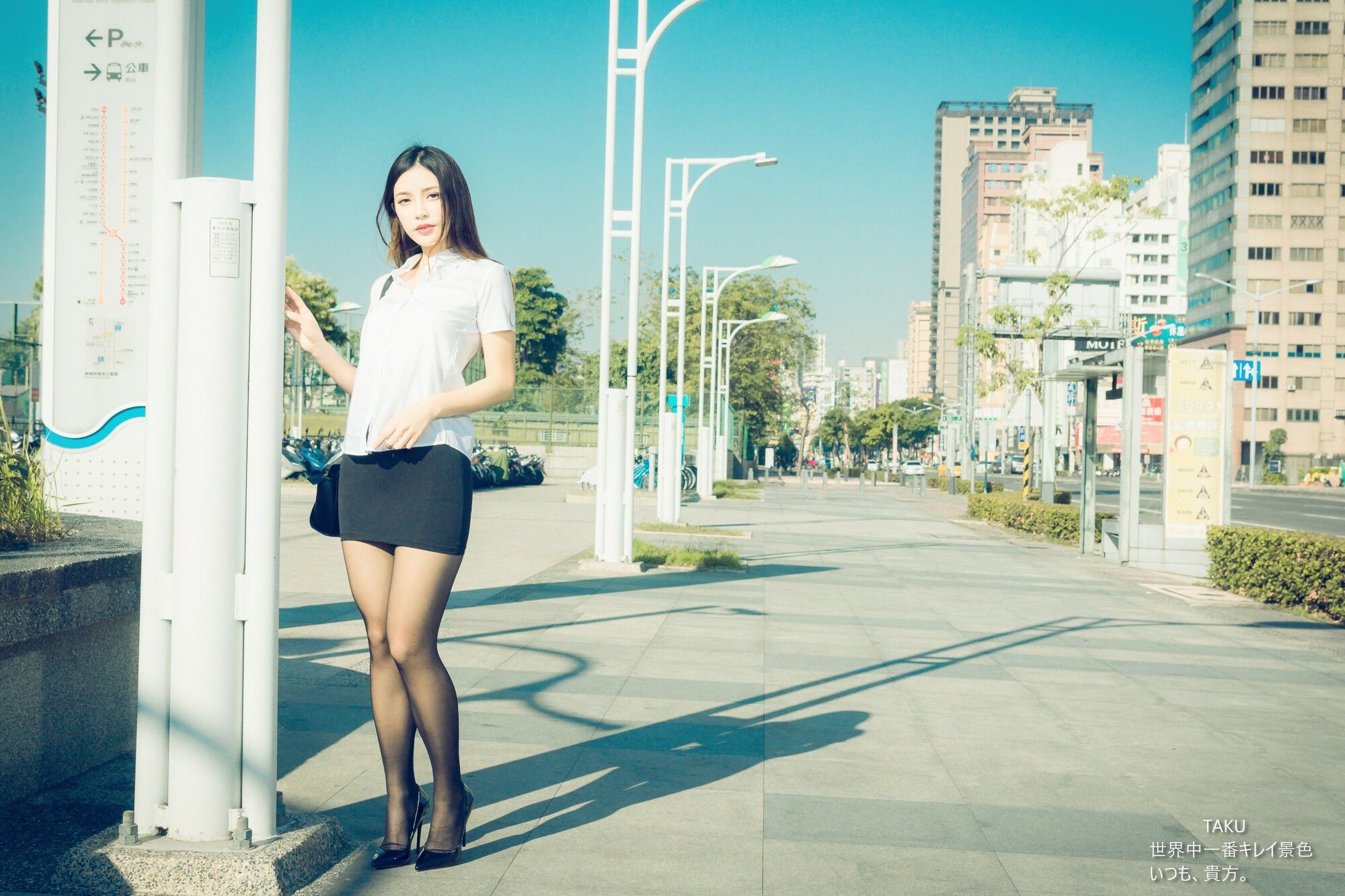 [台湾网红美女] 黄书庭 OL黑絲外拍 写真集