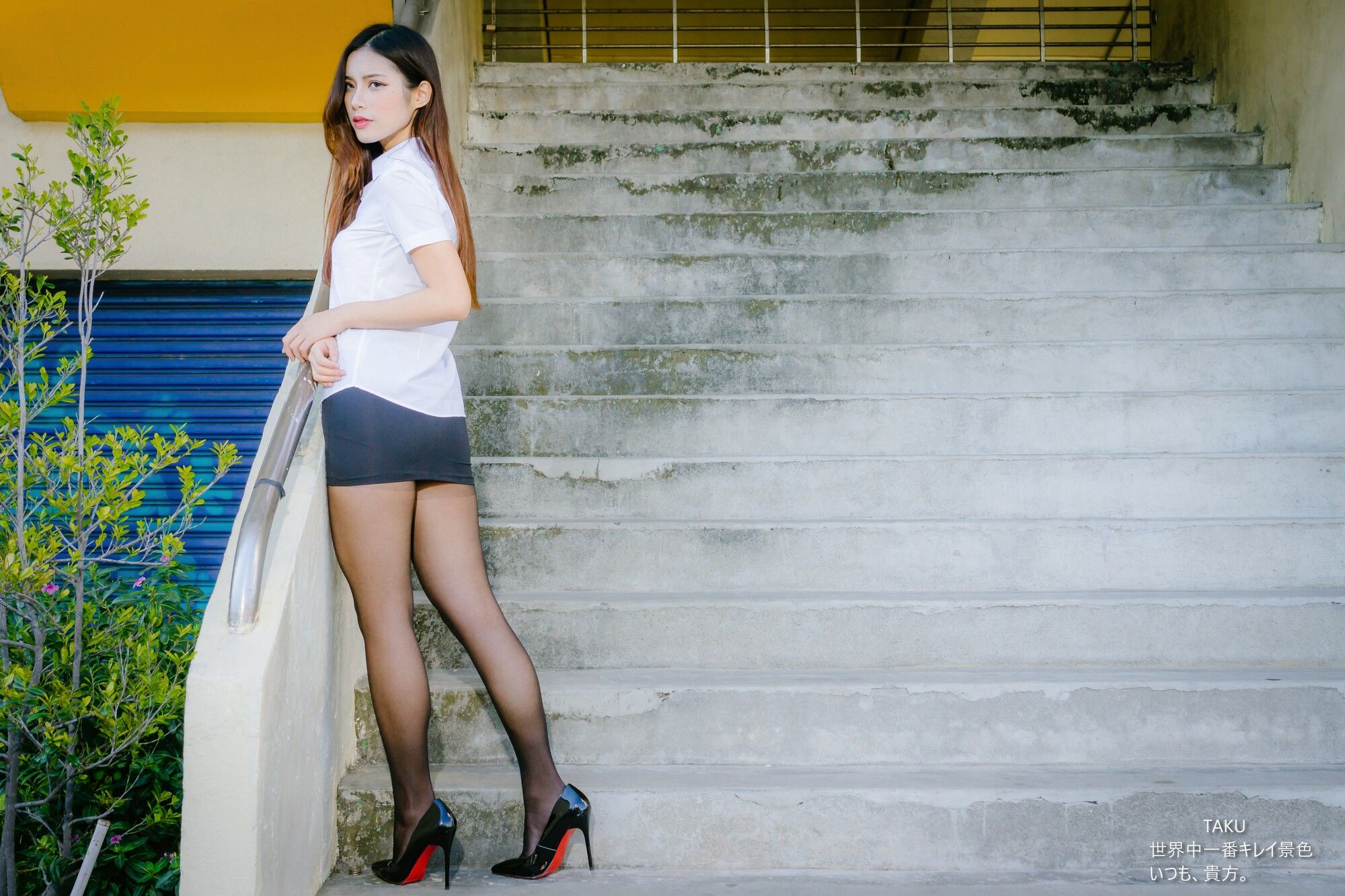 [台湾网红美女] 黄书庭 OL黑絲外拍 写真集