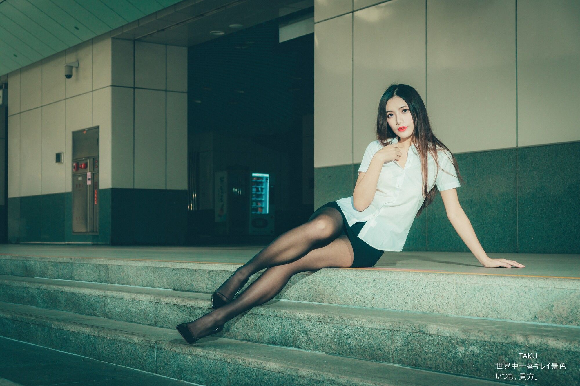 [台湾网红美女] 黄书庭 OL黑絲外拍 写真集