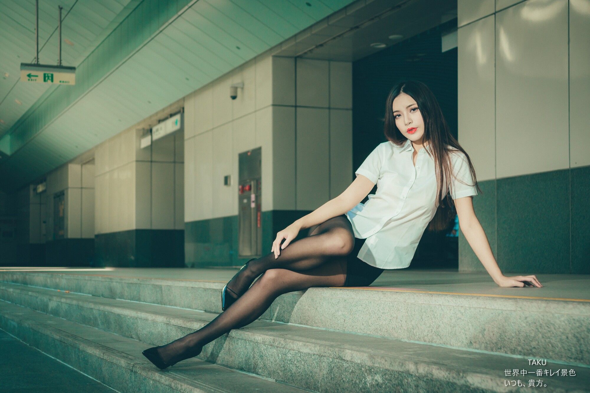 [台湾网红美女] 黄书庭 OL黑絲外拍 写真集